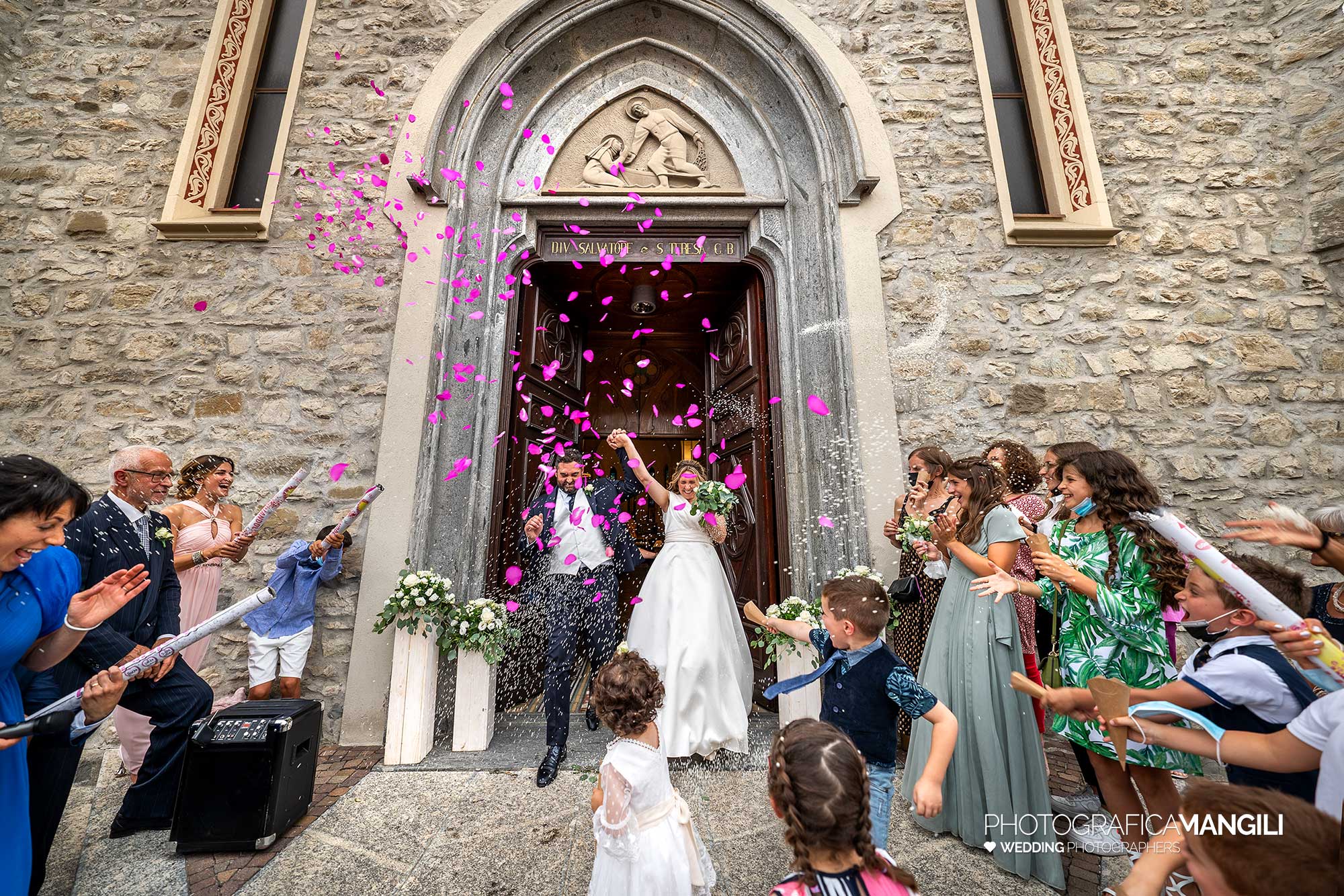 019 fotografo matrimonio reportage wedding sposi uscita chiesa lecco 019 fotografo matrimonio reportage wedding sposi uscita chiesa lecco