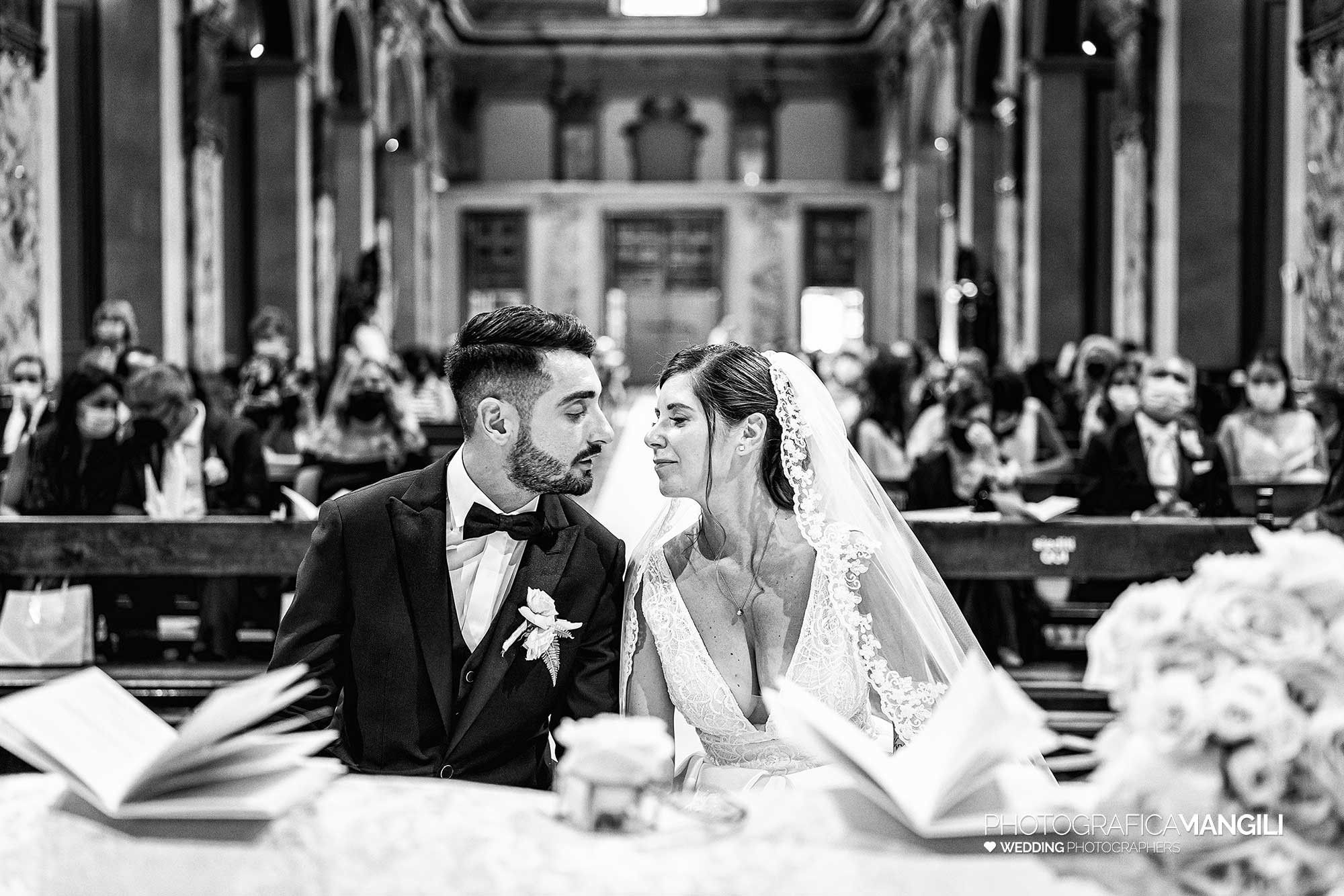 020 fotografo matrimonio reportage wedding chiesa sposi cerimonia bianco nero macherio monza brianza 020 fotografo matrimonio reportage wedding chiesa sposi cerimonia bianco nero macherio monza brianza