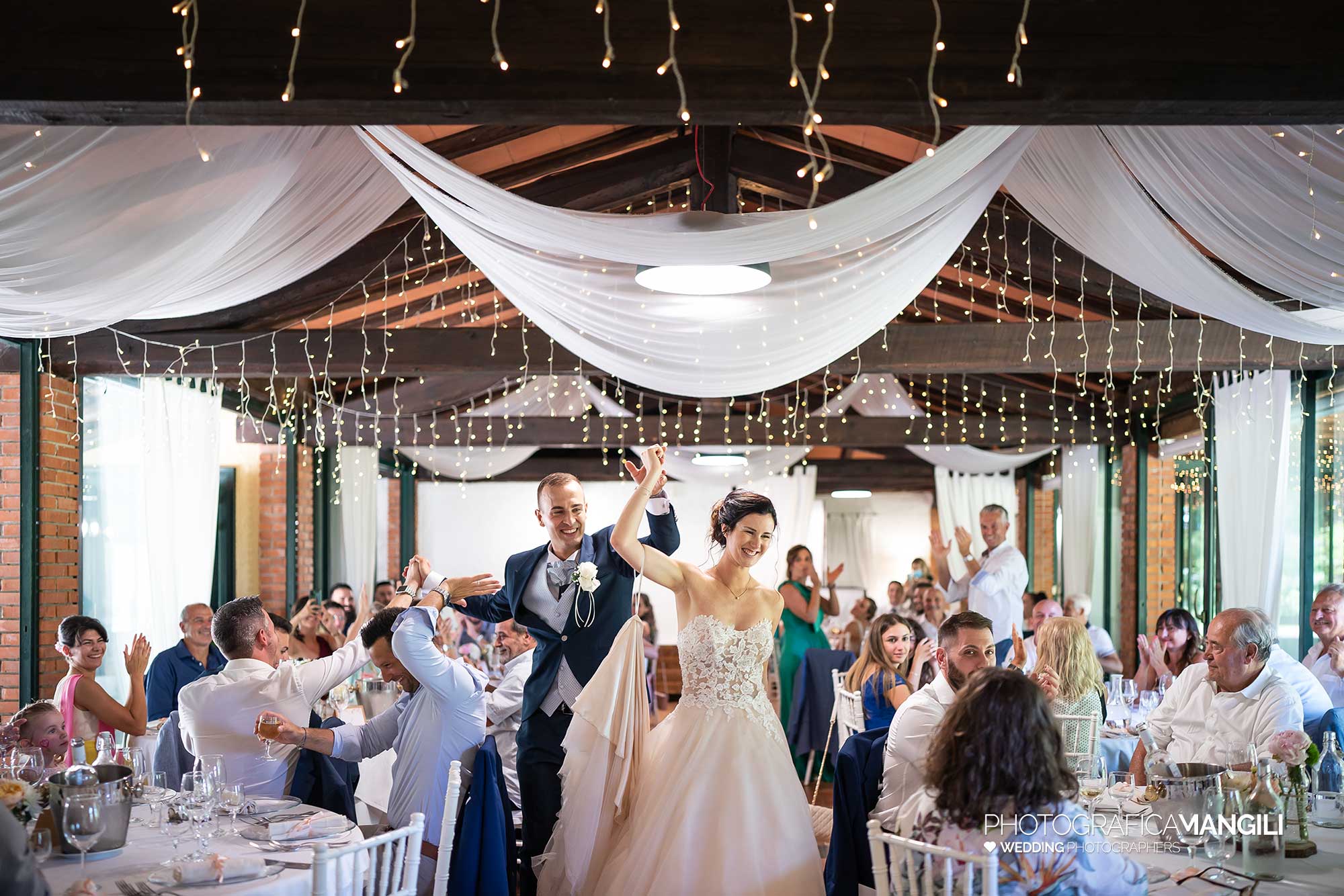 020 fotografo matrimonio reportage wedding sposi ingresso sala pranzo cascina le rose fino mornasco como 020 fotografo matrimonio reportage wedding sposi ingresso sala pranzo cascina le rose fino mornasco como