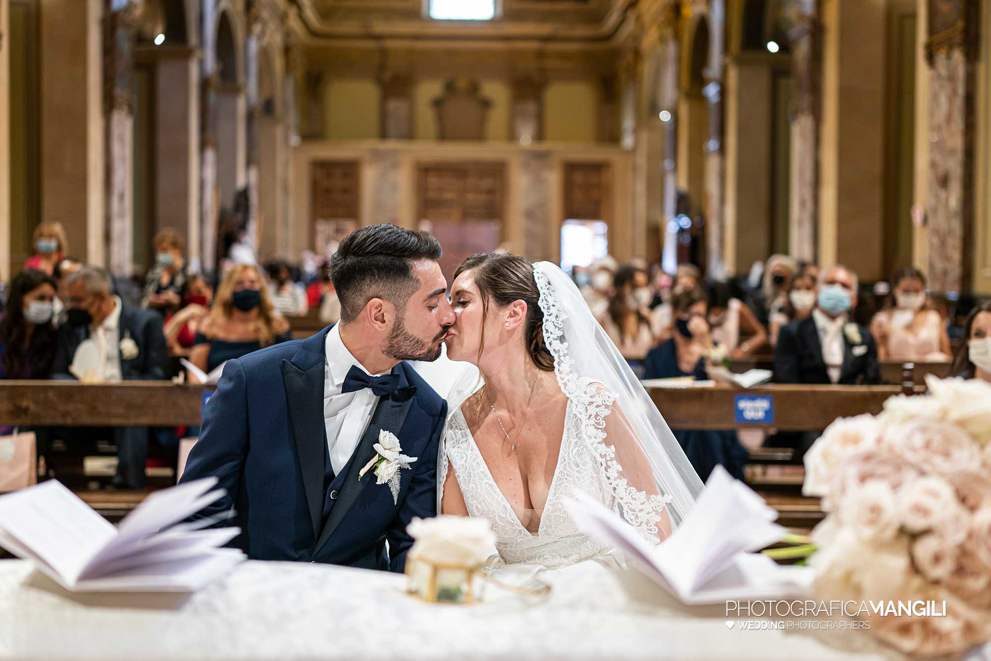 021 fotografo matrimonio reportage wedding chiesa sposi bacio cerimonia macherio monza brianza 021 fotografo matrimonio reportage wedding chiesa sposi bacio cerimonia macherio monza brianza