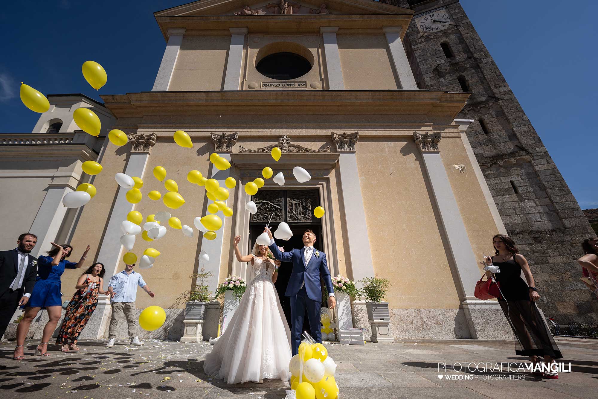 023 fotografo matrimonio reportage wedding uscita chiesa palloncini sposi merate brianza 023 fotografo matrimonio reportage wedding uscita chiesa palloncini sposi merate brianza