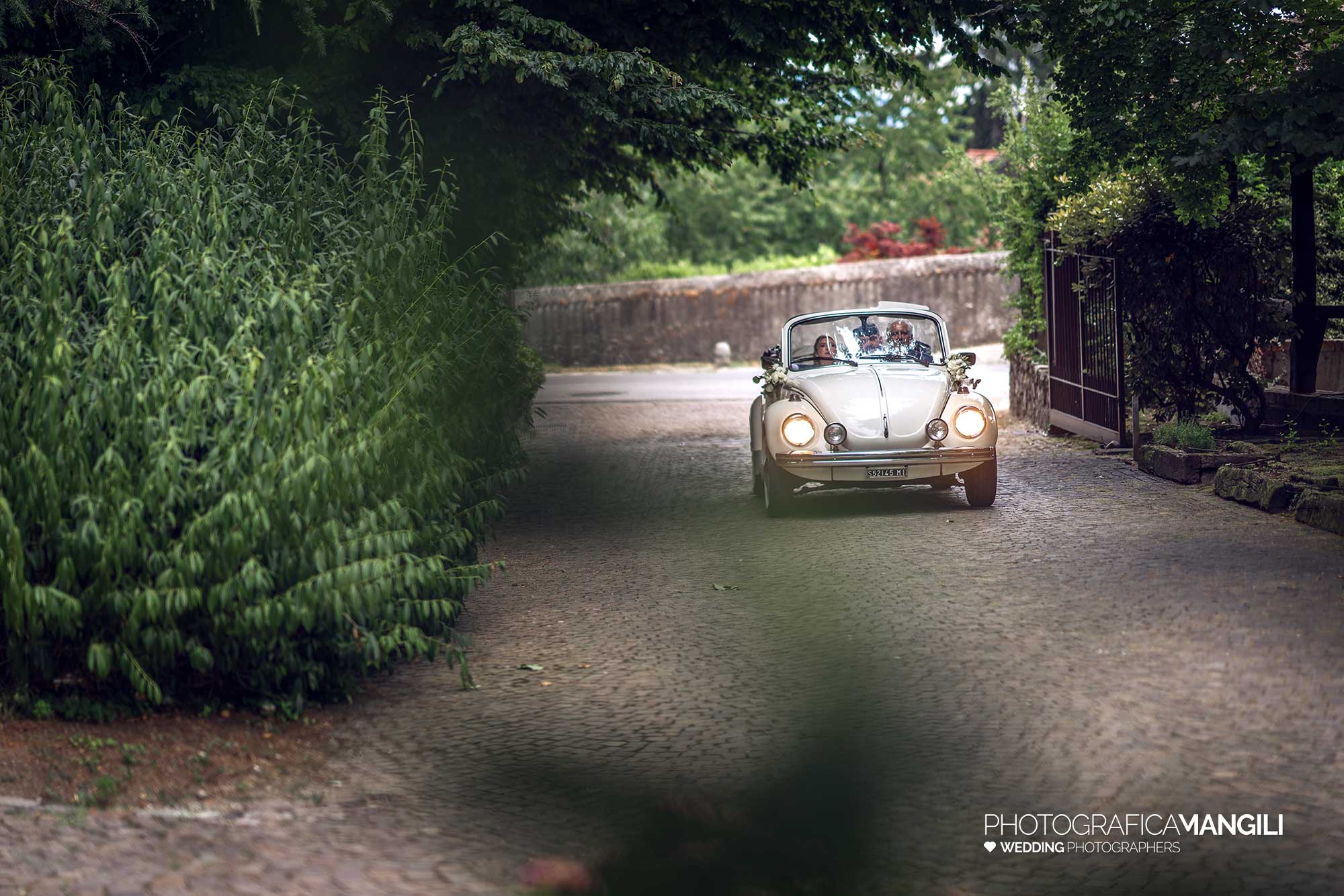 027 fotografo matrimonio reportage wedding arrivo macchina sposi castello di pomerio erba como 027 fotografo matrimonio reportage wedding arrivo macchina sposi castello di pomerio erba como