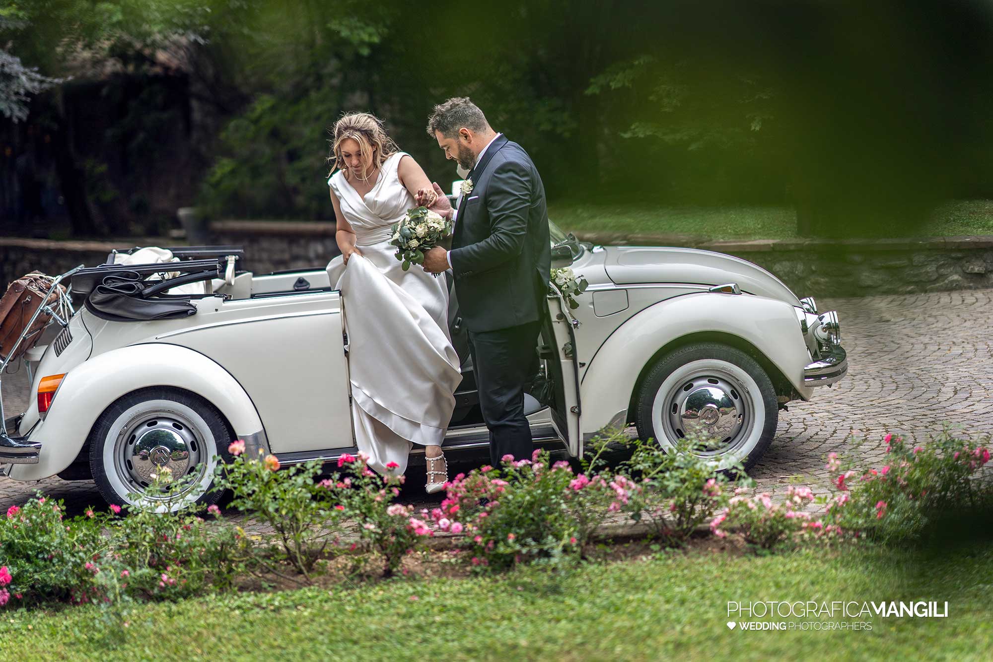 028 fotografo matrimonio reportage wedding arrivo macchina sposi castello di pomerio erba como 028 fotografo matrimonio reportage wedding arrivo macchina sposi castello di pomerio erba como