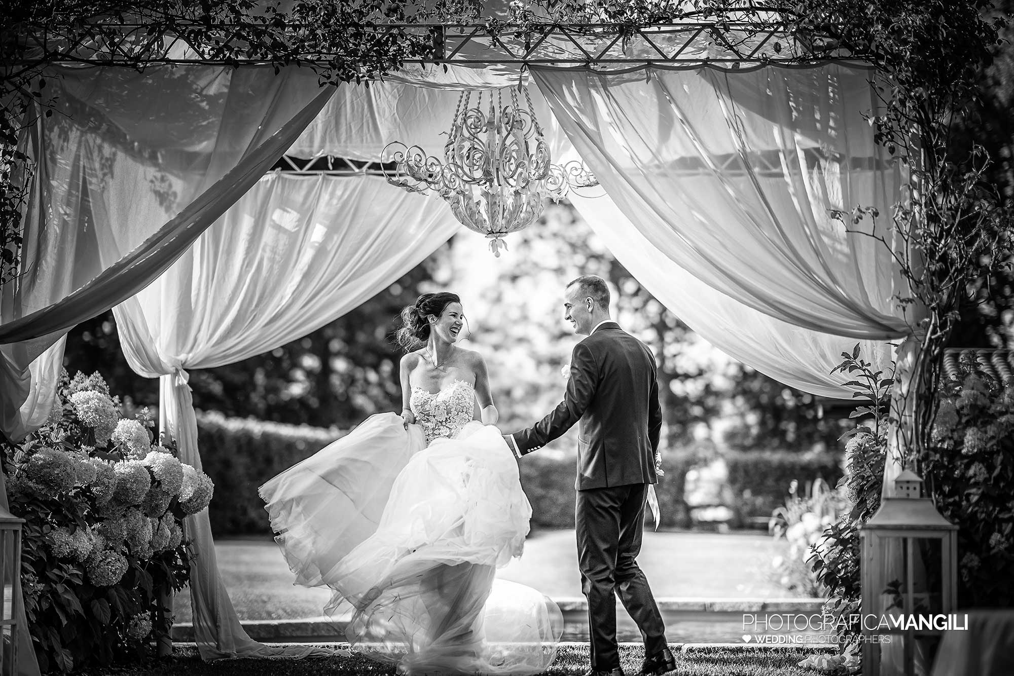 033 fotografo matrimonio reportage wedding sposi bianco nero cascina le rose fino mornasco como 033 fotografo matrimonio reportage wedding sposi bianco nero cascina le rose fino mornasco como