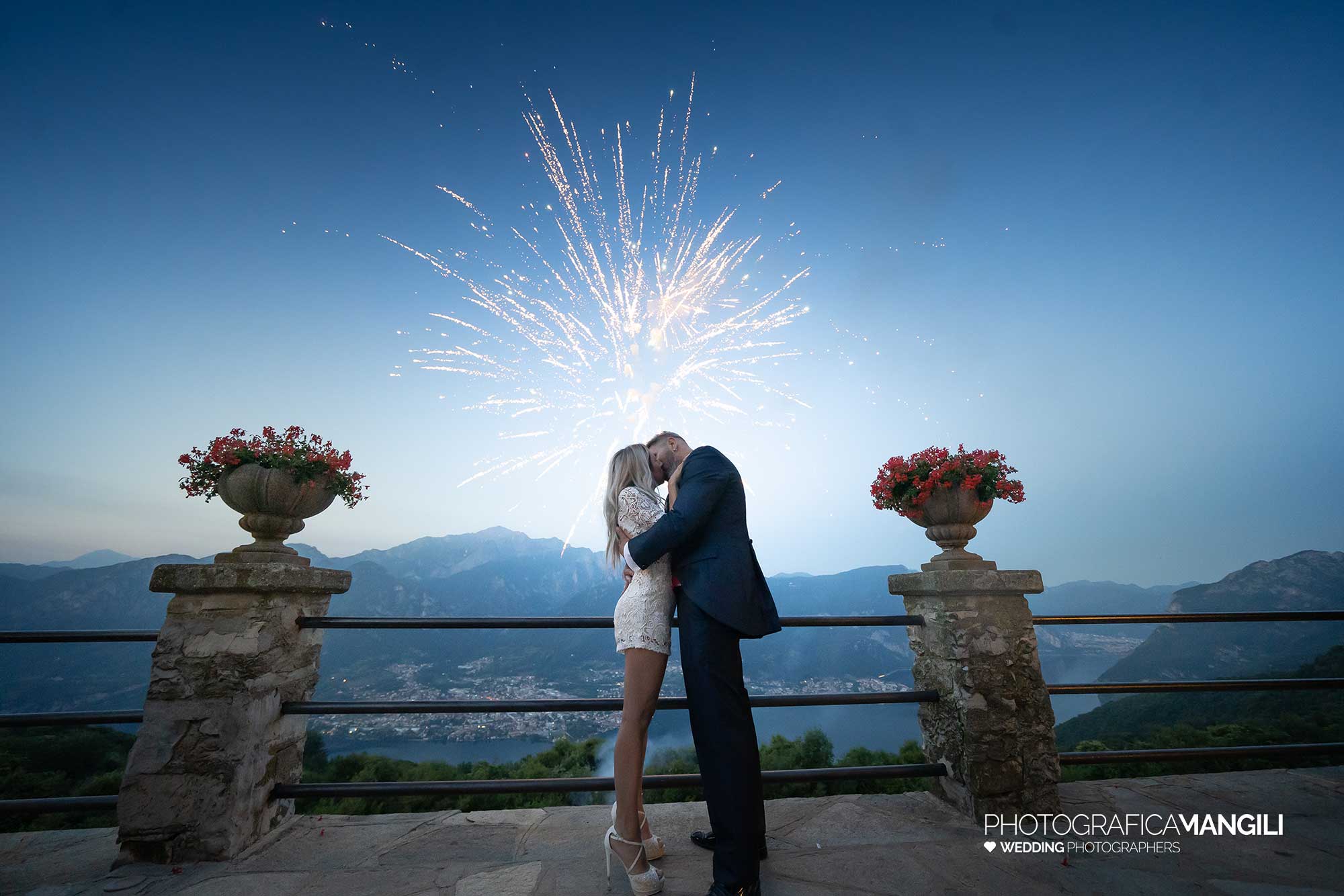 033 reportage foto matrimonio wedding sposi panoramica lago como fuochi artificio madonnina barni lecco 033 reportage foto matrimonio wedding sposi panoramica lago como fuochi artificio madonnina barni lecco