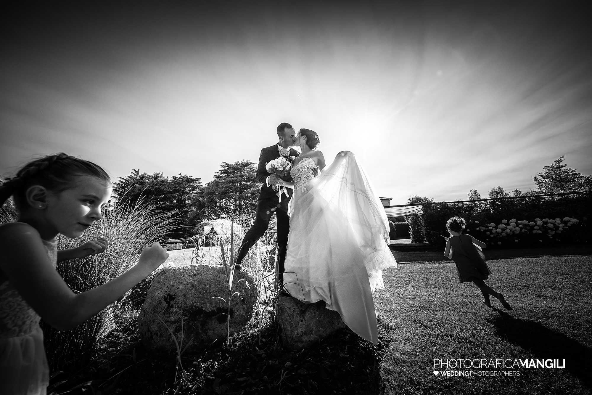 036 fotografo matrimonio reportage wedding sposi bacio bianco nero cascina le rose fino mornasco como 036 fotografo matrimonio reportage wedding sposi bacio bianco nero cascina le rose fino mornasco como