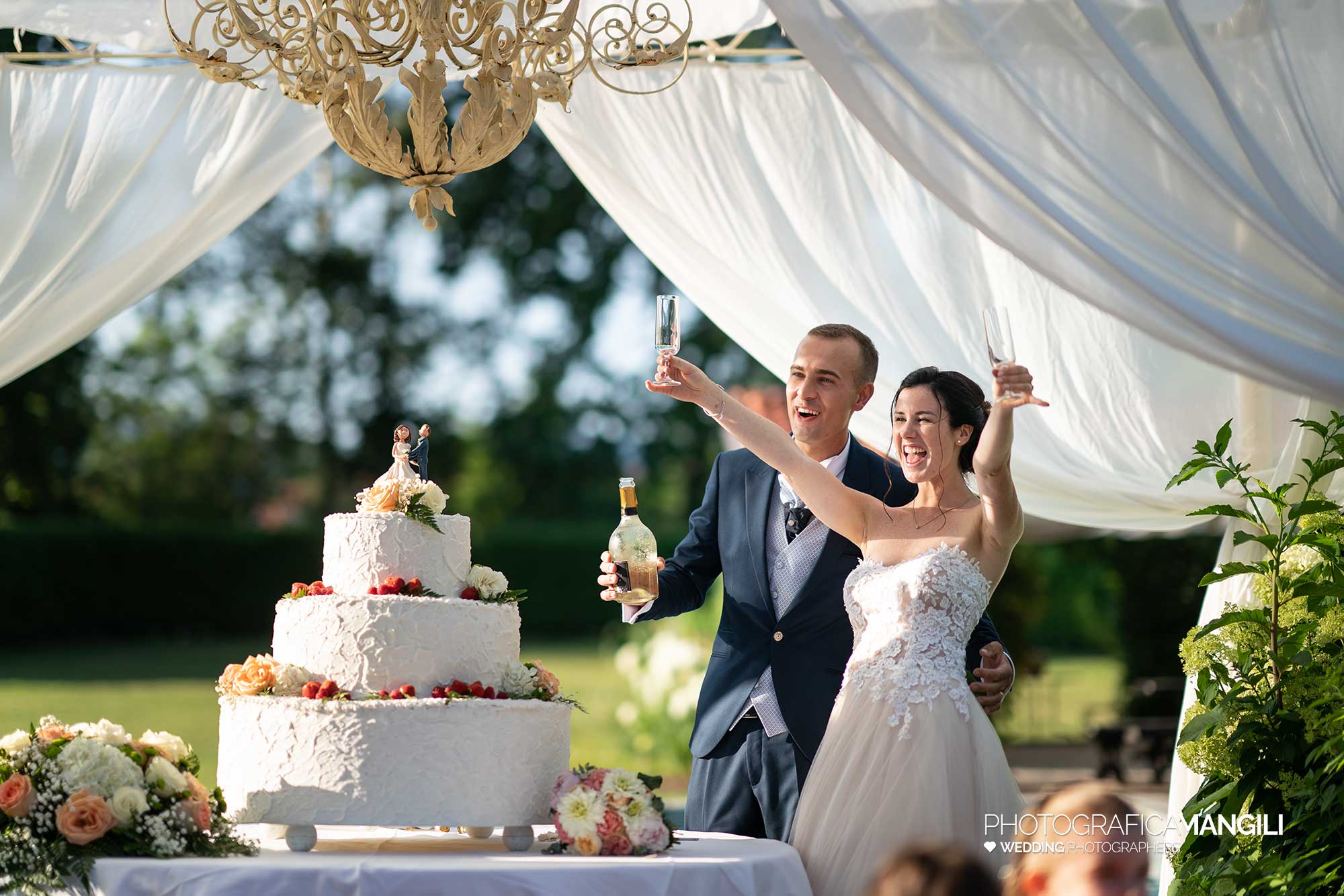 037 fotografo matrimonio reportage wedding sposi taglio torta brindisi cascina le rose fino mornasco como 037 fotografo matrimonio reportage wedding sposi taglio torta brindisi cascina le rose fino mornasco como