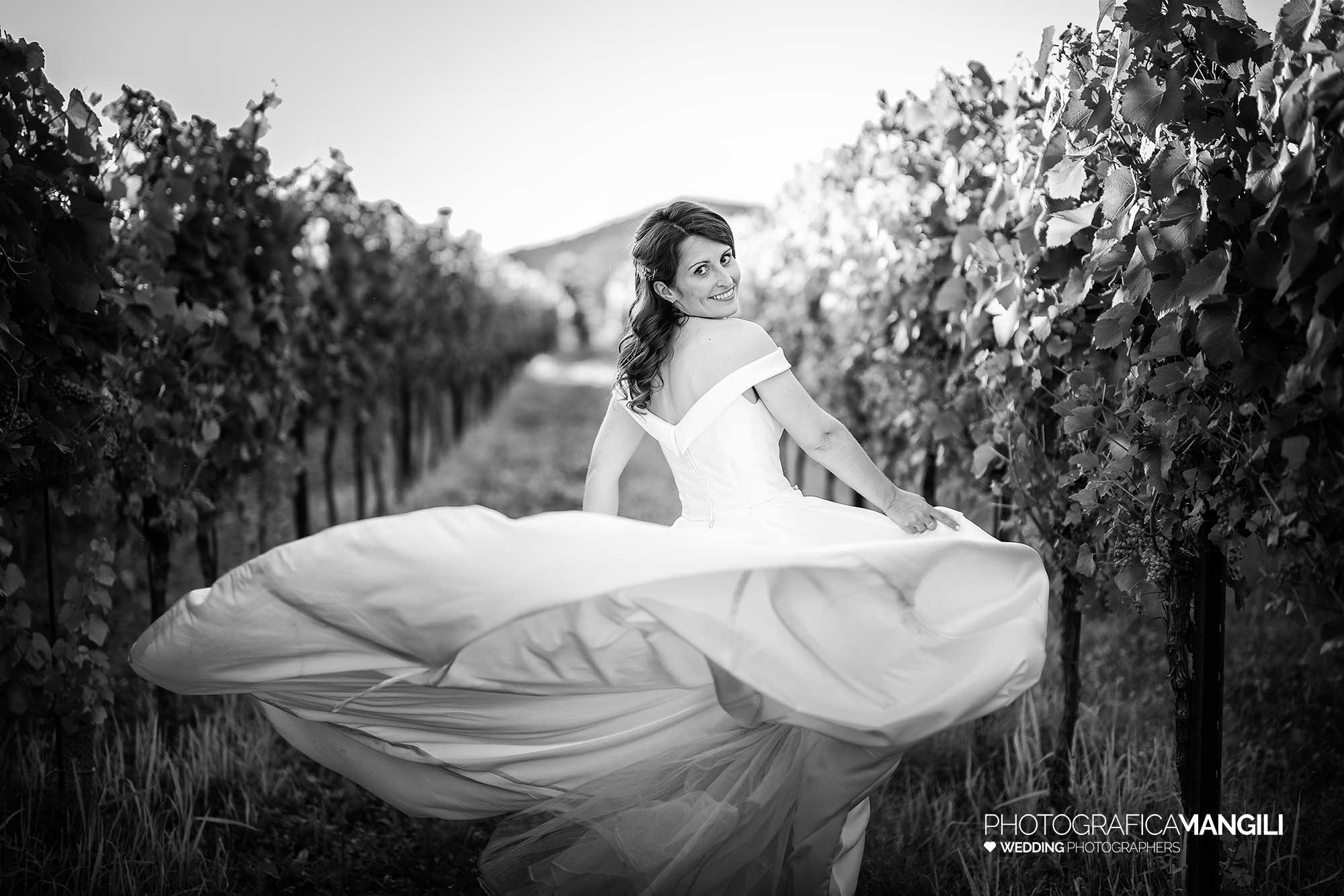 038 fotografo matrimonio reportage wedding ritratto sposa abito bianco nero tenuta serradesca scanzorosciate bergamo 038 fotografo matrimonio reportage wedding ritratto sposa abito bianco nero tenuta serradesca scanzorosciate bergamo