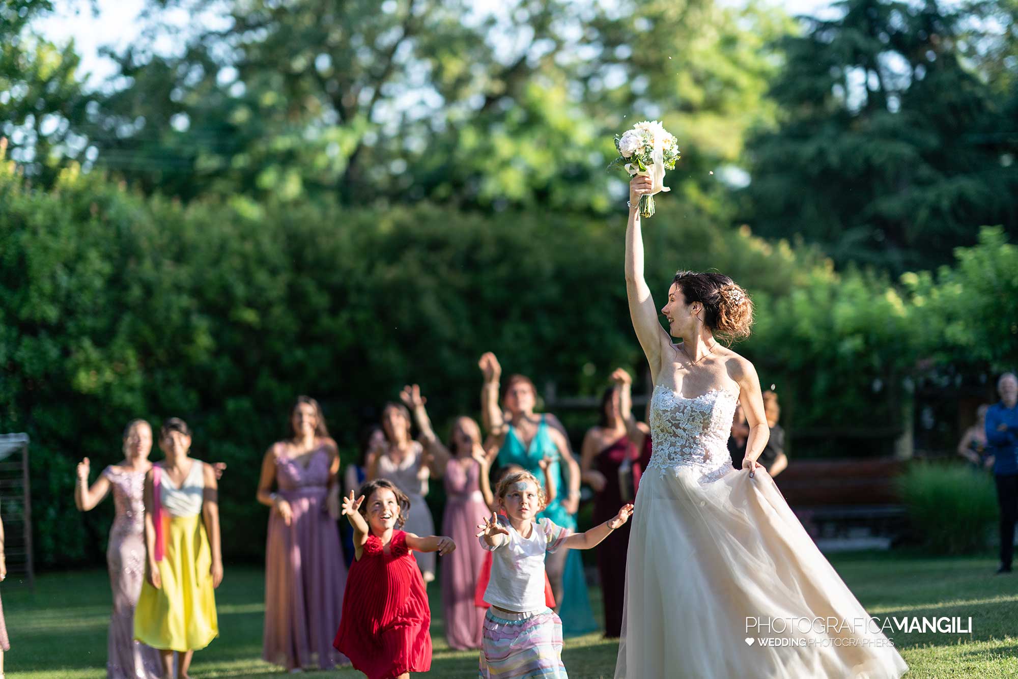 038 fotografo matrimonio reportage wedding sposi lancio bouquet cascina le rose fino mornasco como 038 fotografo matrimonio reportage wedding sposi lancio bouquet cascina le rose fino mornasco como