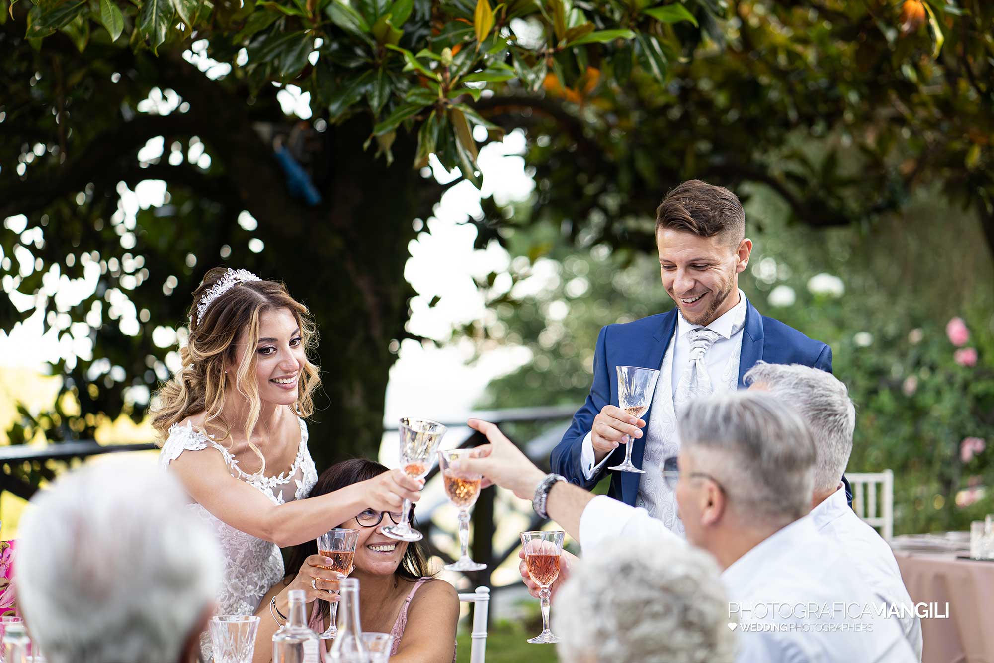 039 fotografo matrimonio reportage wedding sposi brindisi amici castello rossino calolziocorte lago como lecco 039 fotografo matrimonio reportage wedding sposi brindisi amici castello rossino calolziocorte lago como lecco