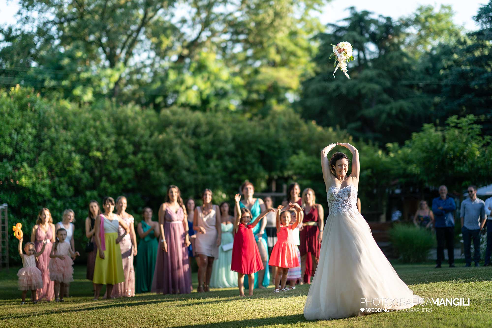 039 fotografo matrimonio reportage wedding sposi lancio bouquet cascina le rose fino mornasco como 039 fotografo matrimonio reportage wedding sposi lancio bouquet cascina le rose fino mornasco como