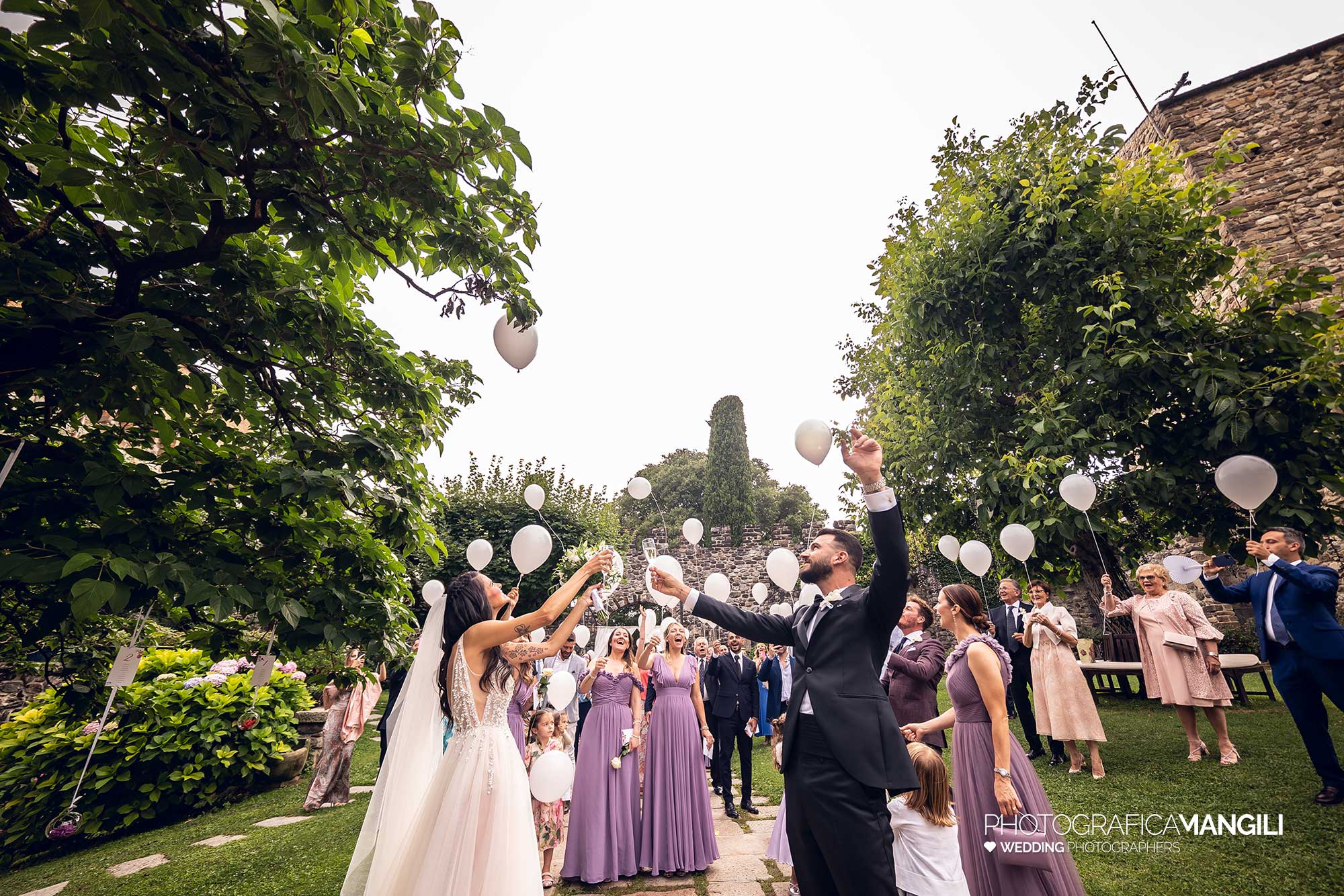 039 fotografo matrimonio reportage wedding sposi ritratto lancio palloncini castello rossino calolziocorte lecco lago como 039 fotografo matrimonio reportage wedding sposi ritratto lancio palloncini castello rossino calolziocorte lecco lago como