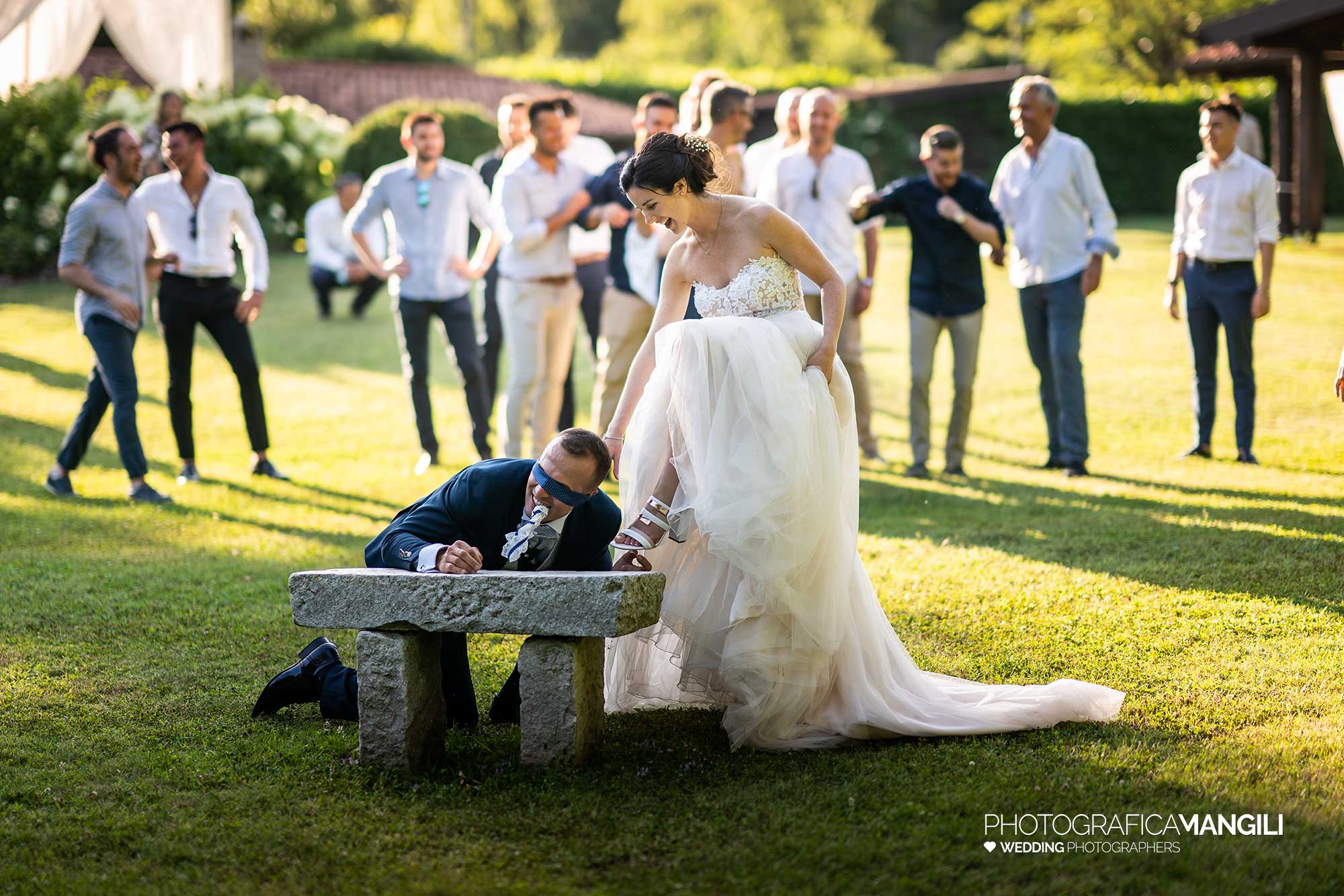 040 fotografo matrimonio reportage wedding sposi lancio giarrettiera cascina le rose fino mornasco como 040 fotografo matrimonio reportage wedding sposi lancio giarrettiera cascina le rose fino mornasco como
