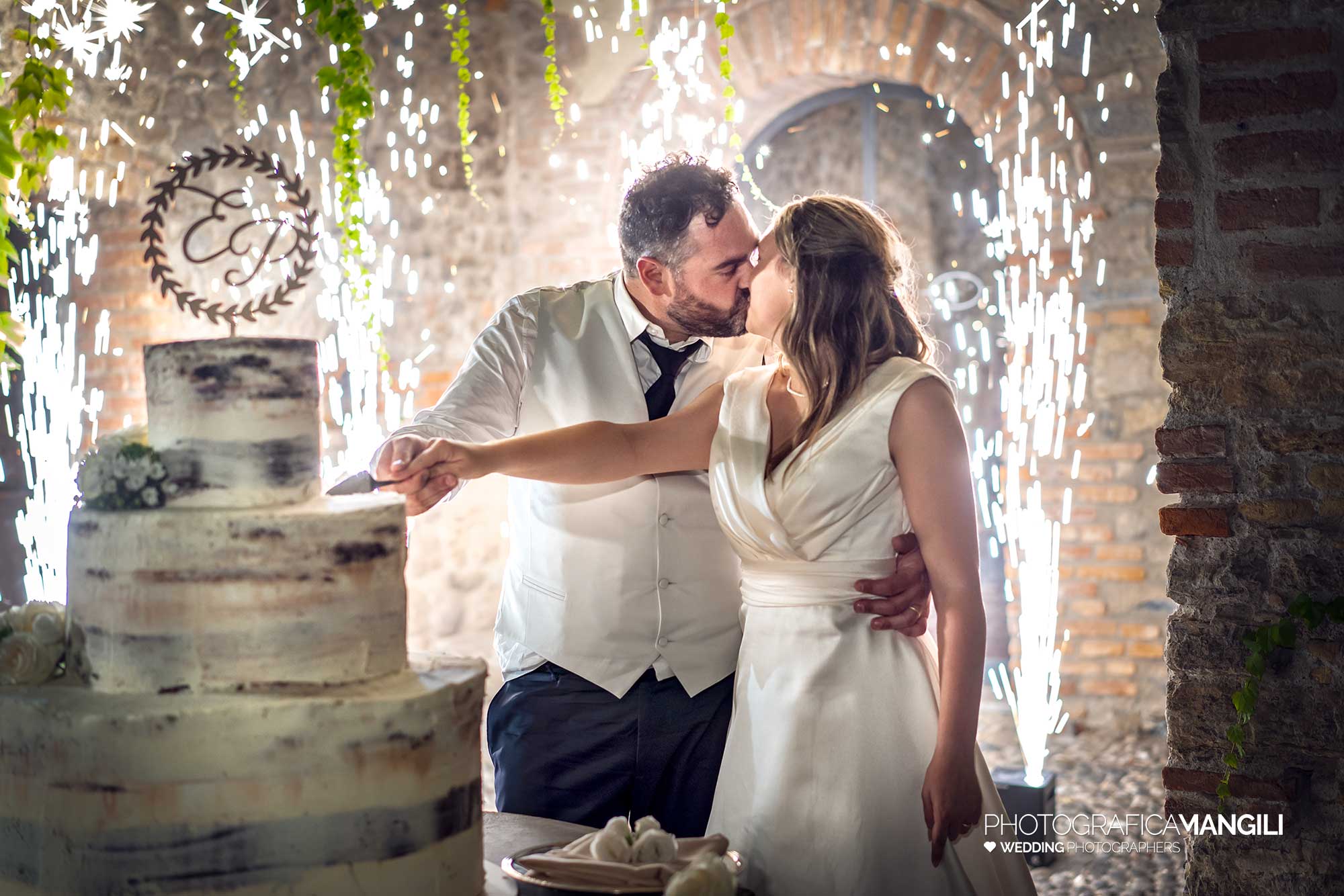 040 fotografo matrimonio reportage wedding taglio torta sposi castello di pomerio erba como 040 fotografo matrimonio reportage wedding taglio torta sposi castello di pomerio erba como