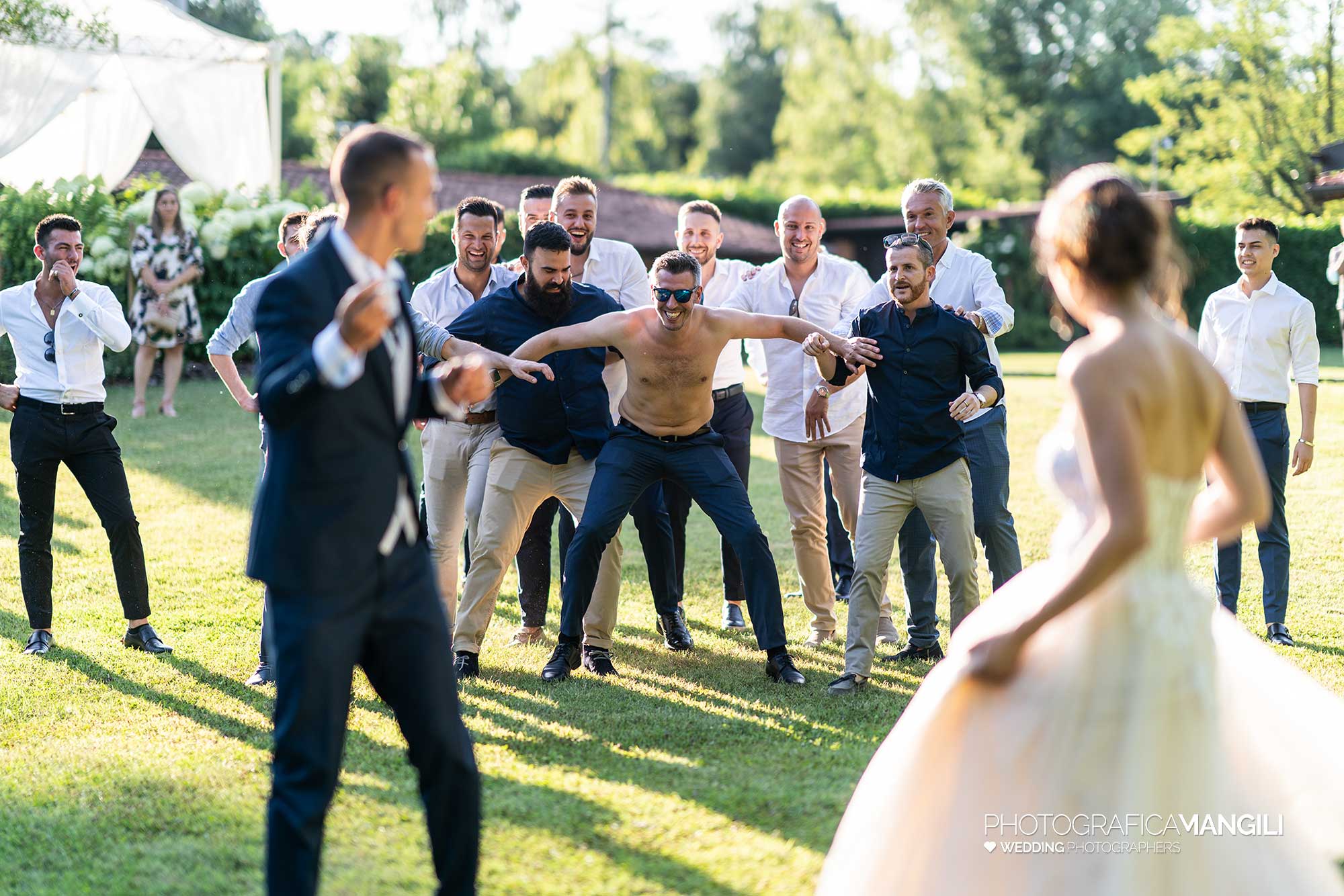 041 fotografo matrimonio reportage wedding sposi lancio giarrettiera cascina le rose fino mornasco como 041 fotografo matrimonio reportage wedding sposi lancio giarrettiera cascina le rose fino mornasco como