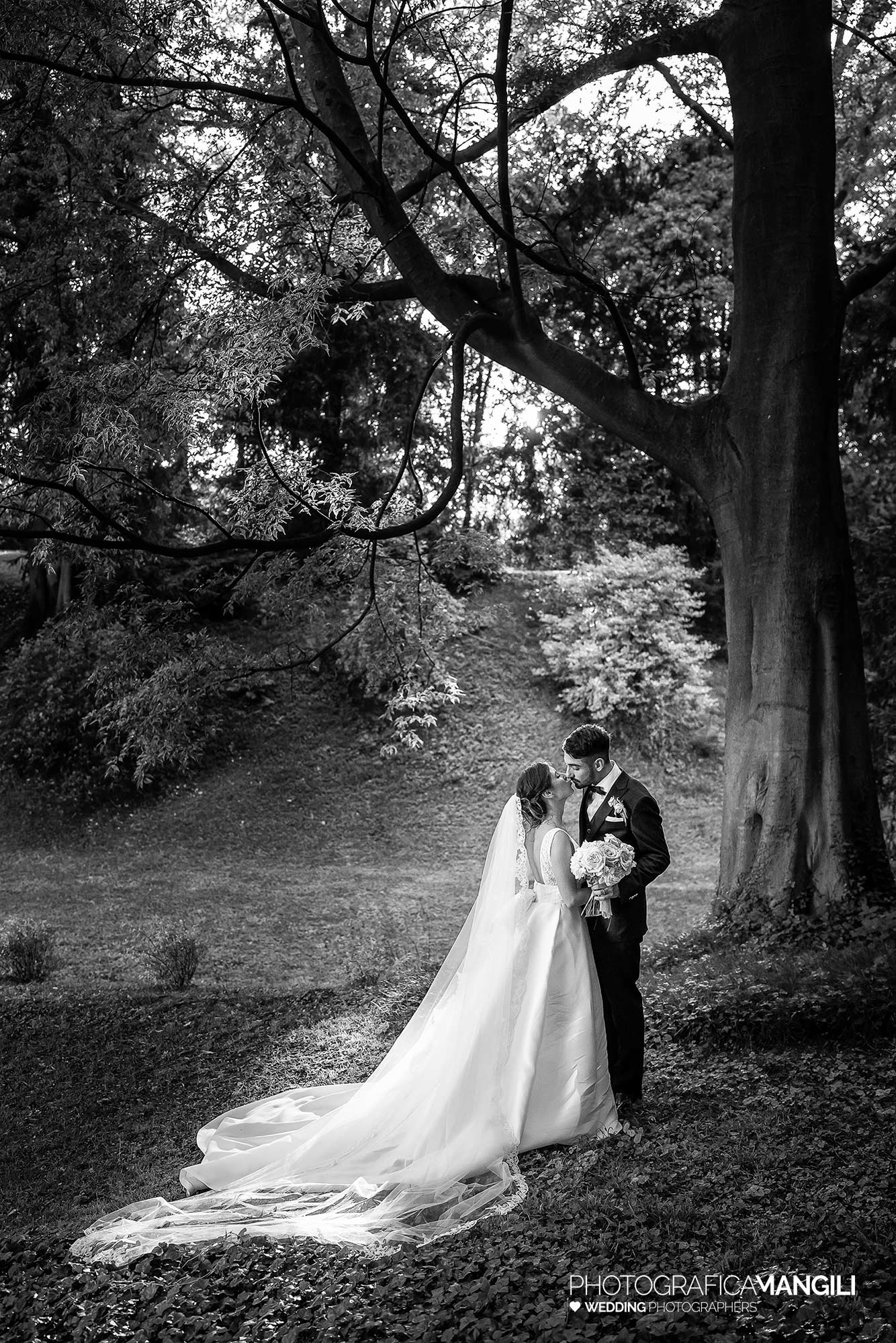 042 fotografo matrimonio reportage wedding ritratto sposi bianco nero parco villa zanchi stezzano bergamo 042 fotografo matrimonio reportage wedding ritratto sposi bianco nero parco villa zanchi stezzano bergamo
