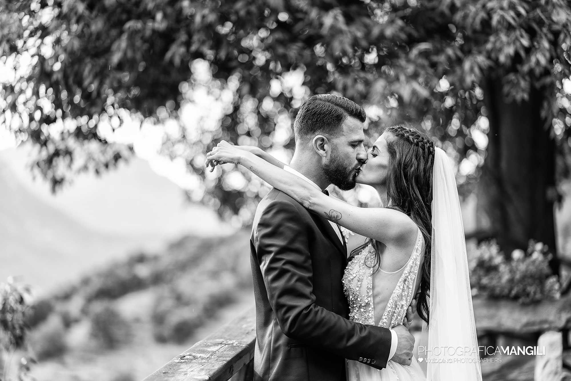 042 fotografo matrimonio reportage wedding sposi ritratto bacio bianco nero castello rossino calolziocorte lecco lago como 042 fotografo matrimonio reportage wedding sposi ritratto bacio bianco nero castello rossino calolziocorte lecco lago como