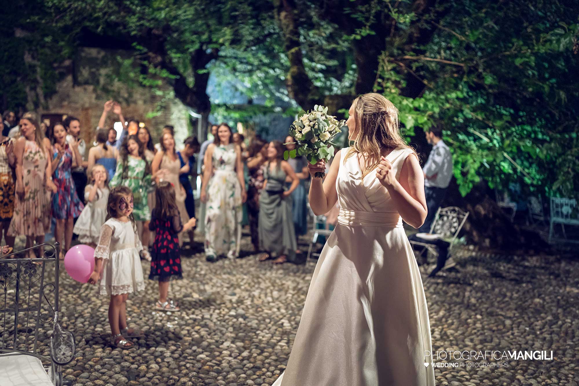 043 fotografo matrimonio reportage wedding lancio bouquet sposi castello di pomerio erba como 043 fotografo matrimonio reportage wedding lancio bouquet sposi castello di pomerio erba como