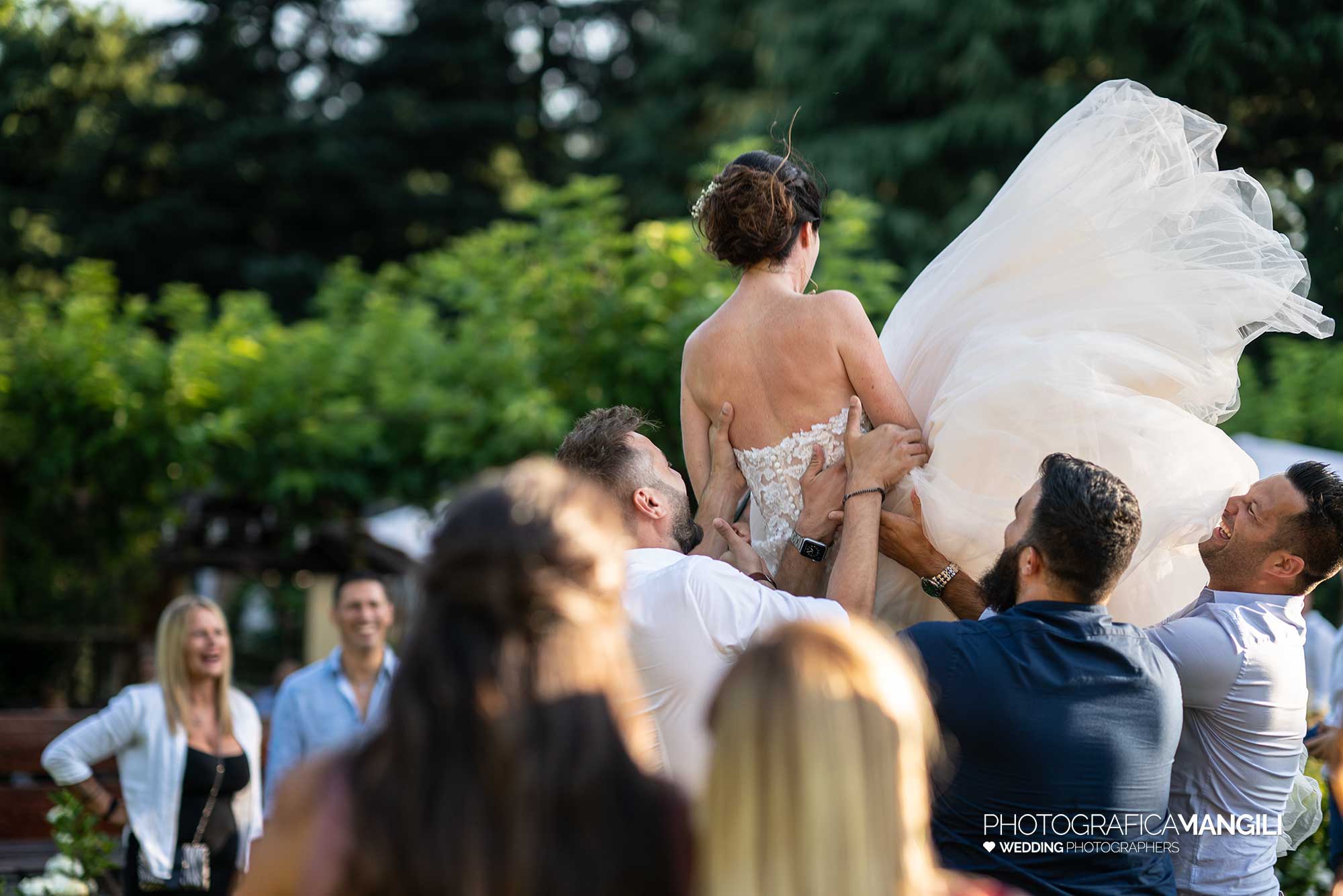 044 fotografo matrimonio reportage wedding sposi lancio sposa cascina le rose fino mornasco como 044 fotografo matrimonio reportage wedding sposi lancio sposa cascina le rose fino mornasco como