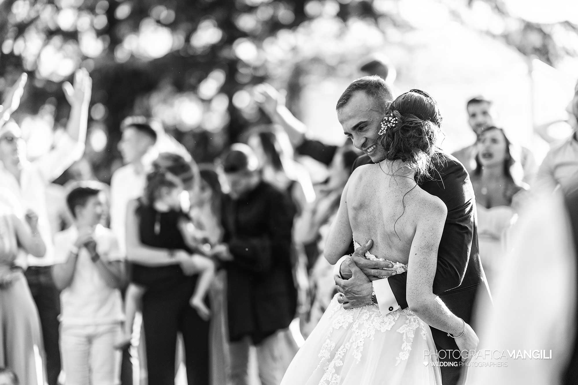 050 fotografo matrimonio reportage wedding sposi ballo bianco nero cascina le rose fino mornasco como 050 fotografo matrimonio reportage wedding sposi ballo bianco nero cascina le rose fino mornasco como