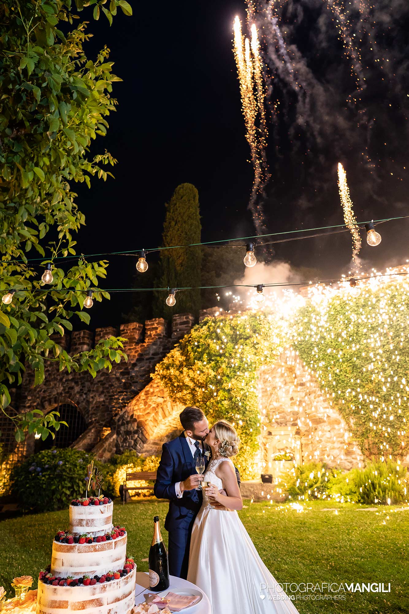 050 fotografo matrimonio reportage wedding sposi taglio torta brindisi bacio fontane luminose castello rossino calolziocorte lecco lago como 050 fotografo matrimonio reportage wedding sposi taglio torta brindisi bacio fontane luminose castello rossino calolziocorte lecco lago como