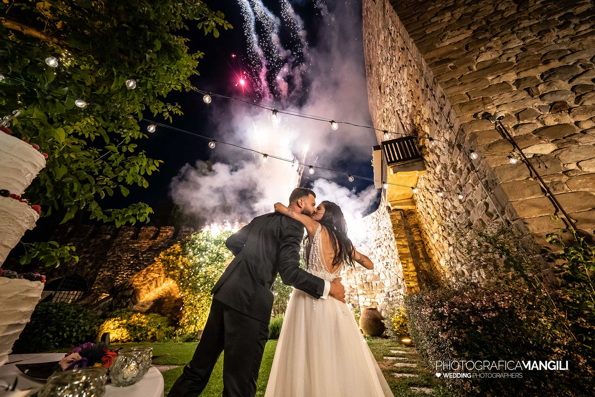 067 fotografo matrimonio reportage wedding sposi ritratto taglio torta brindisi fuochi artificio castello rossino calolziocorte lecco lago como 067 fotografo matrimonio reportage wedding sposi ritratto taglio torta brindisi fuochi artificio castello rossino calolziocorte lecco lago como