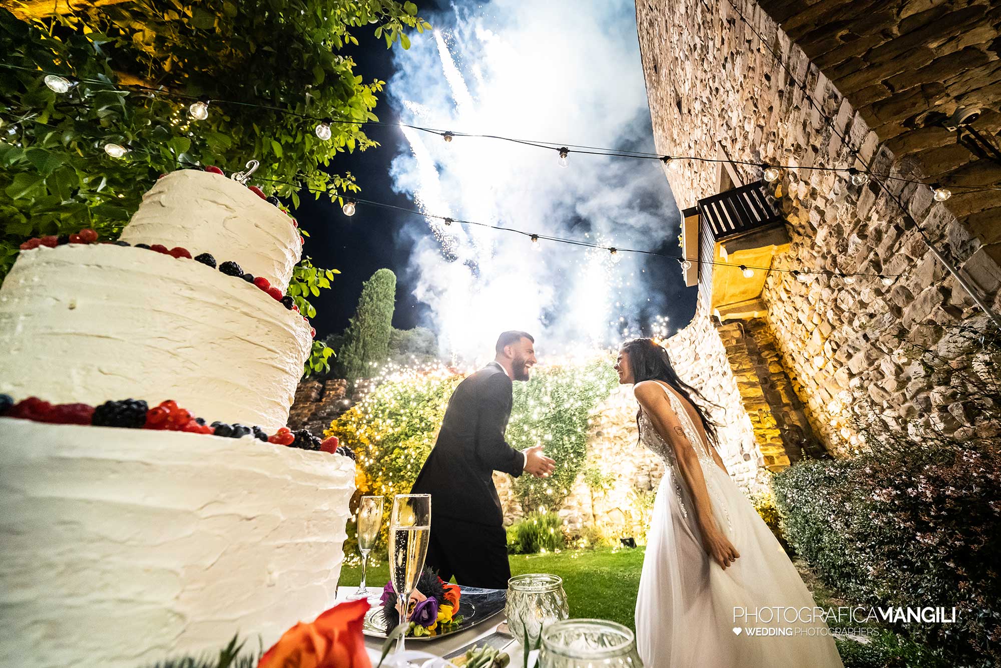 068 fotografo matrimonio reportage wedding sposi ritratto taglio torta brindisi fuochi artificio castello rossino calolziocorte lecco lago como 068 fotografo matrimonio reportage wedding sposi ritratto taglio torta brindisi fuochi artificio castello rossino calolziocorte lecco lago como