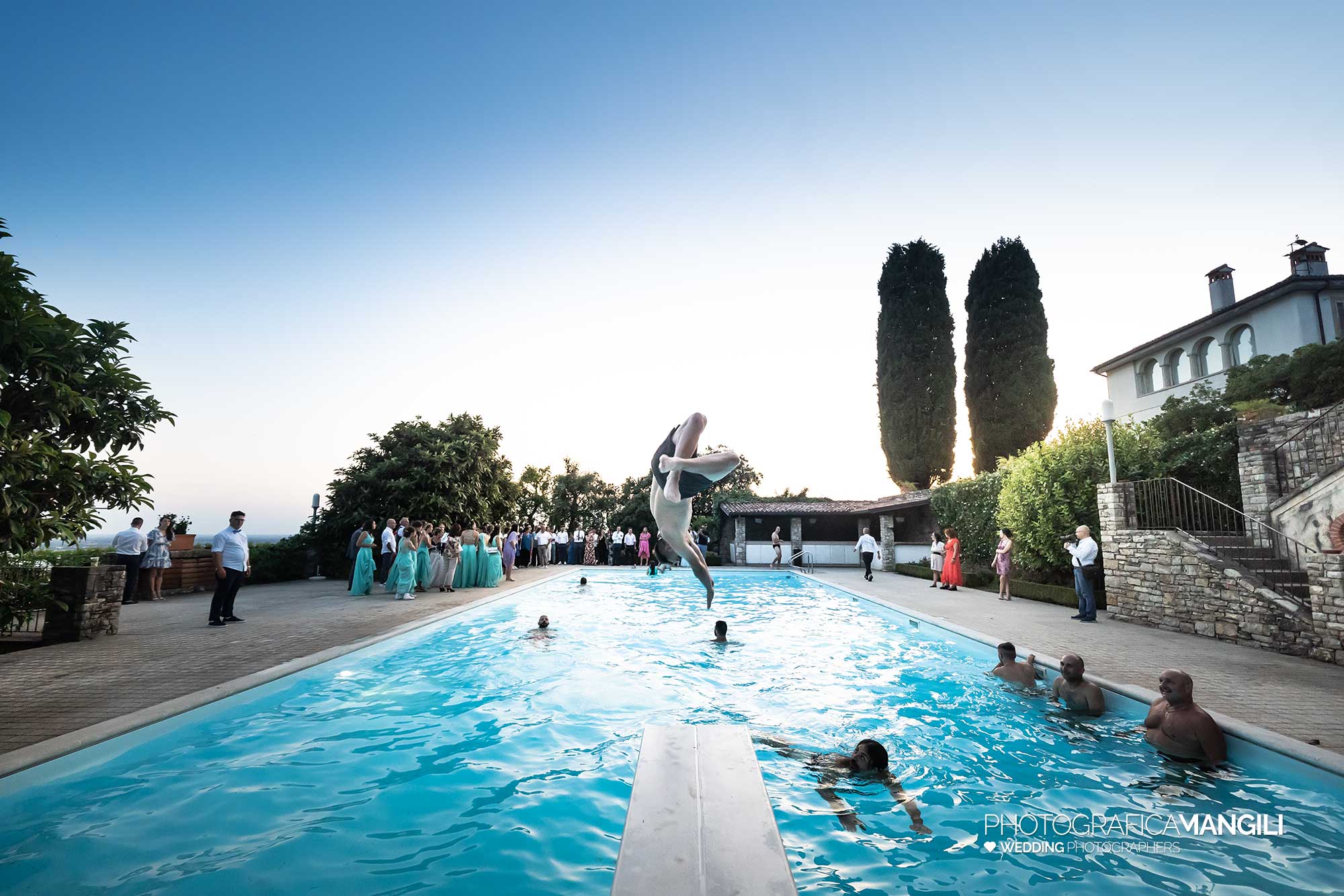 070 fotografo matrimonio reportage wedding festa piscina tuffi damigelle amici sposi castello degli angeli carobbio degli angeli bergamo 070 fotografo matrimonio reportage wedding festa piscina tuffi damigelle amici sposi castello degli angeli carobbio degli angeli bergamo