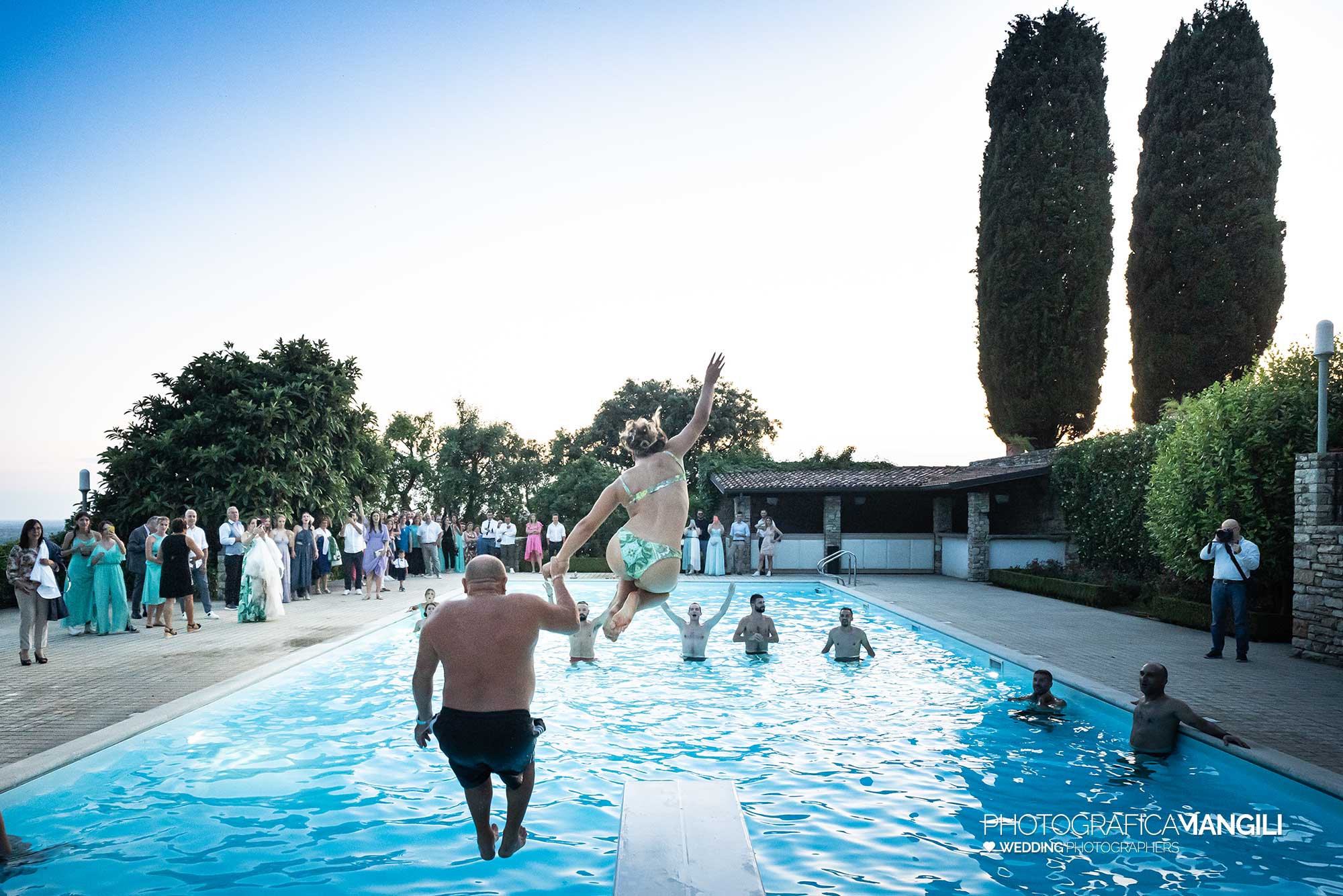 071 fotografo matrimonio reportage wedding festa piscina tuffi damigelle amici sposi castello degli angeli carobbio degli angeli bergamo 071 fotografo matrimonio reportage wedding festa piscina tuffi damigelle amici sposi castello degli angeli carobbio degli angeli bergamo