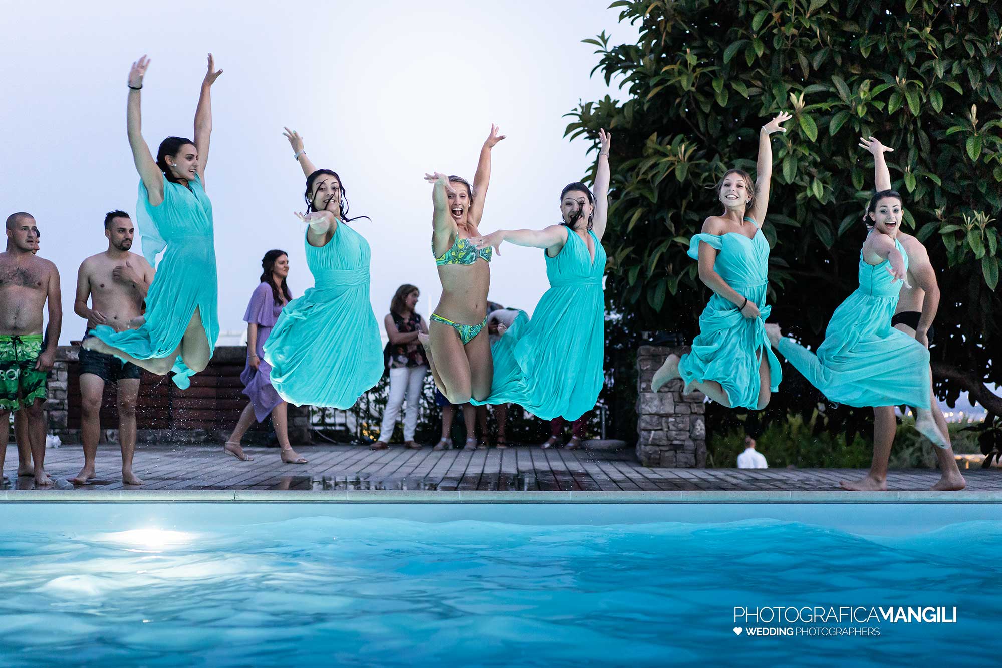 073 fotografo matrimonio reportage wedding festa piscina tuffi damigelle amici sposi castello degli angeli carobbio degli angeli bergamo 073 fotografo matrimonio reportage wedding festa piscina tuffi damigelle amici sposi castello degli angeli carobbio degli angeli bergamo