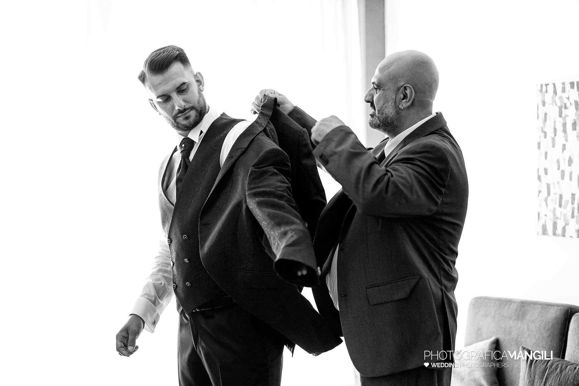 002 fotografo matrimonio reportage wedding preparativi vestizione sposo ritratto muggiò monza brianza 002 fotografo matrimonio reportage wedding preparativi vestizione sposo ritratto muggiò monza brianza