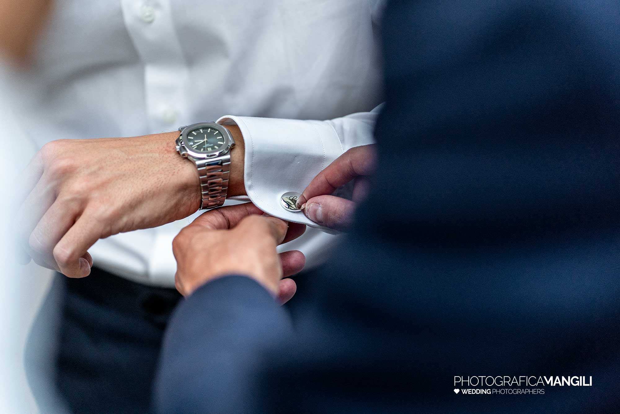 002 fotografo matrimonio reportage wedding ritratto preparativi vestizione sposo gemelli villa esengrini montalbano varese 1 002 fotografo matrimonio reportage wedding ritratto preparativi vestizione sposo gemelli villa esengrini montalbano varese 1