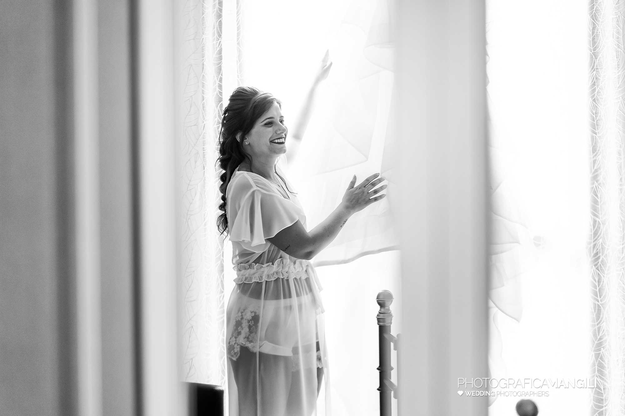 002 reportage foto matrimonio wedding ritratto sposa preparativi vestizione abito nerviano milano 002 reportage foto matrimonio wedding ritratto sposa preparativi vestizione abito nerviano milano