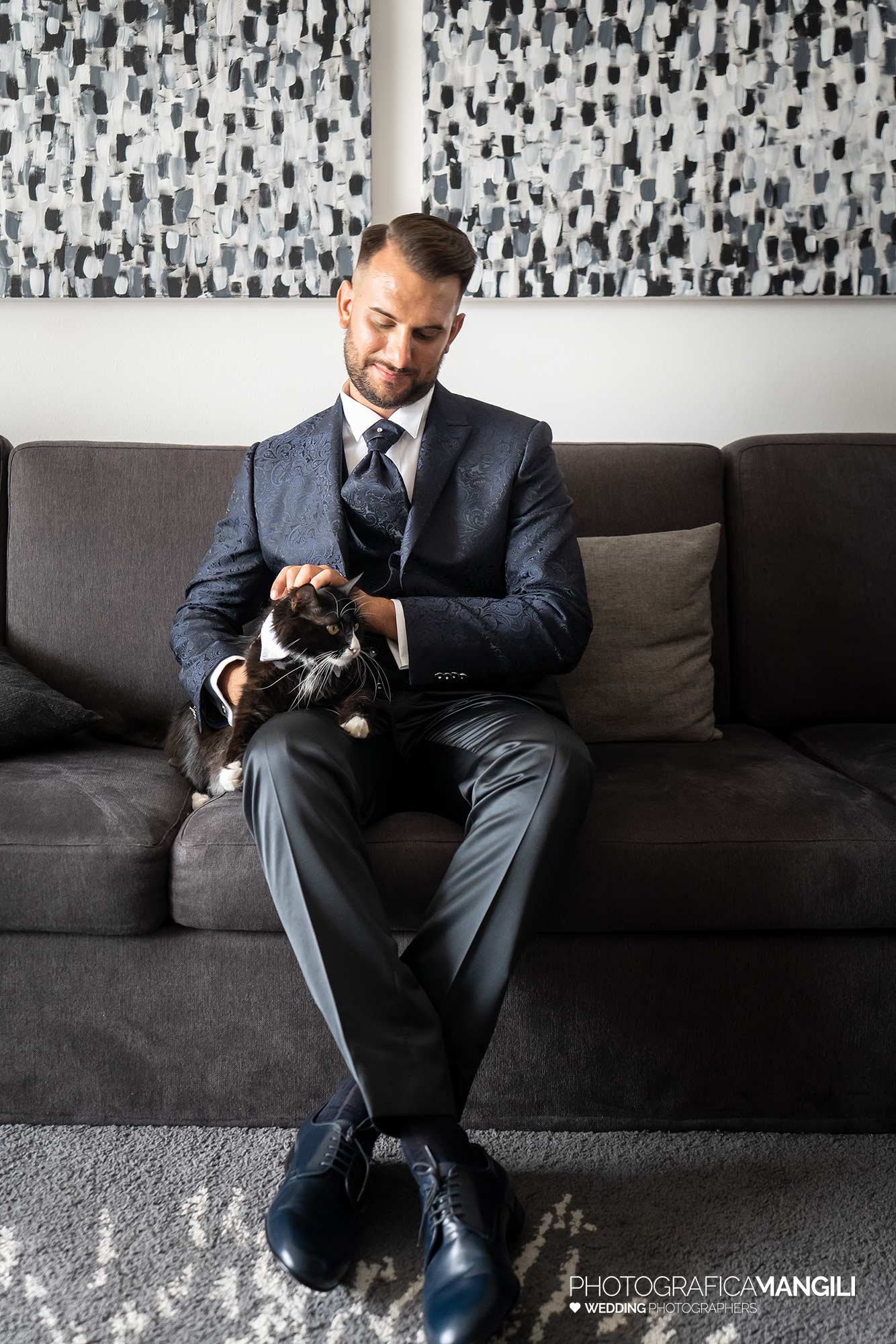 003 fotografo matrimonio reportage wedding preparativi vestizione sposo ritratto gatto muggiò monza brianza 003 fotografo matrimonio reportage wedding preparativi vestizione sposo ritratto gatto muggiò monza brianza