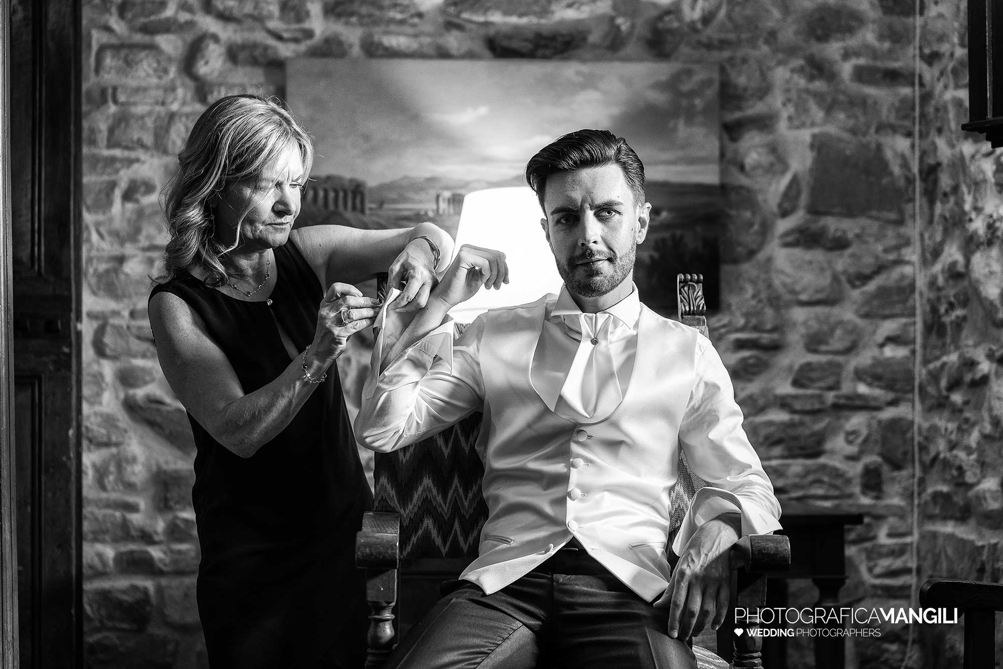 003 fotografo matrimonio reportage wedding preparazione sposo castello rossino calolziocorte lecco lago como 003 fotografo matrimonio reportage wedding preparazione sposo castello rossino calolziocorte lecco lago como