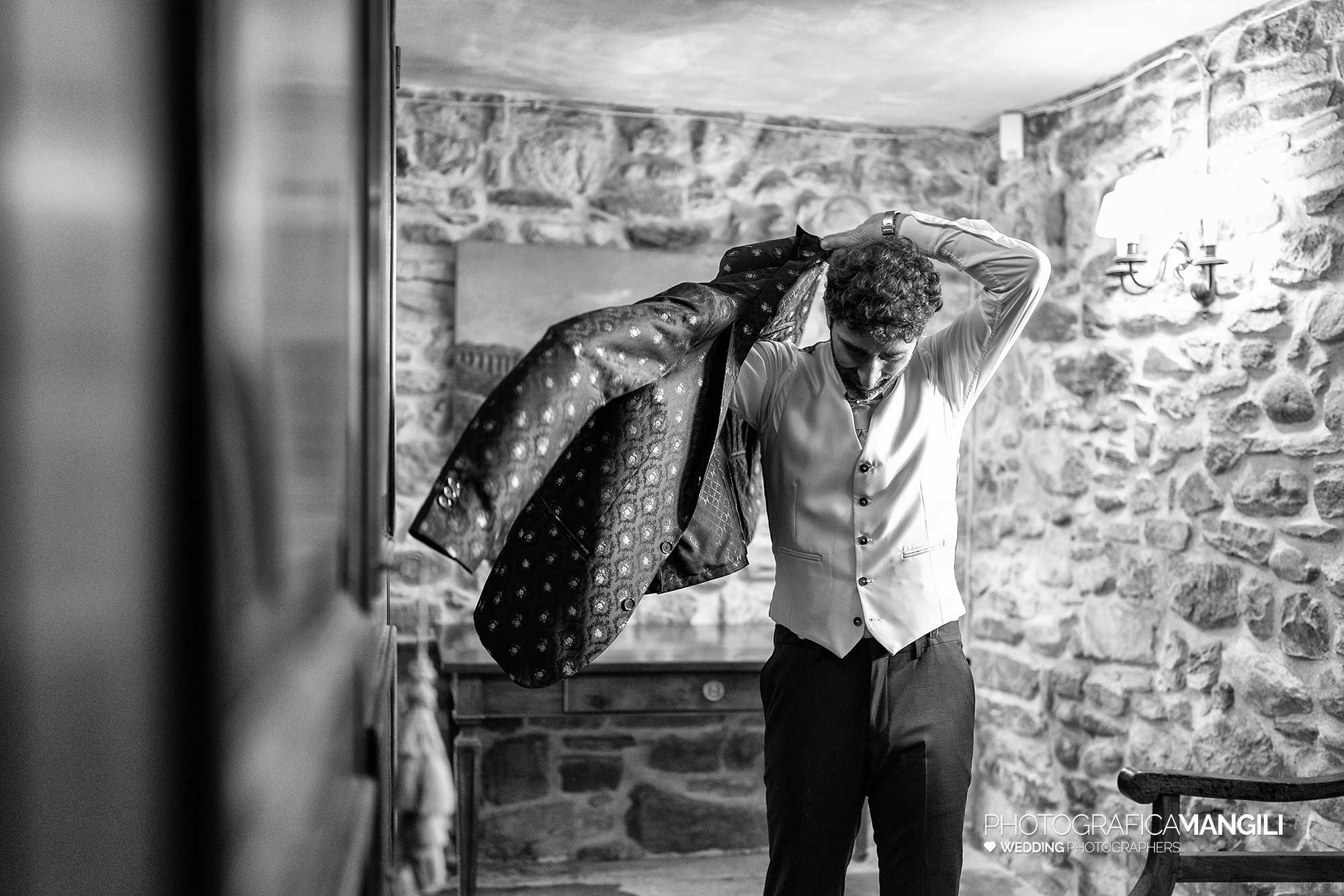 003 fotografo matrimonio reportage wedding vestizione sposo ritratto castello rossino calolziocorte lecco lago como 003 fotografo matrimonio reportage wedding vestizione sposo ritratto castello rossino calolziocorte lecco lago como