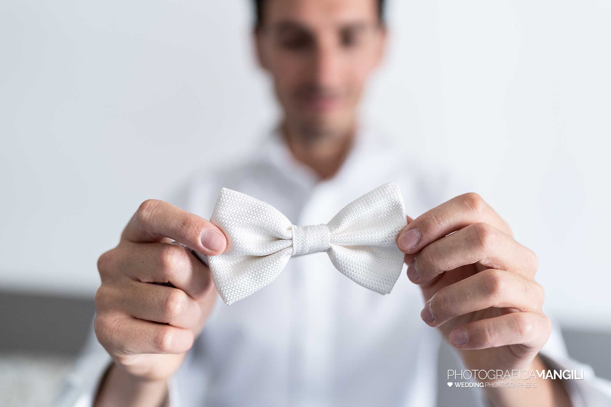 003 reportage foto matrimonio wedding ritratto preparazione vestizione sposo papillon como 003 reportage foto matrimonio wedding ritratto preparazione vestizione sposo papillon como