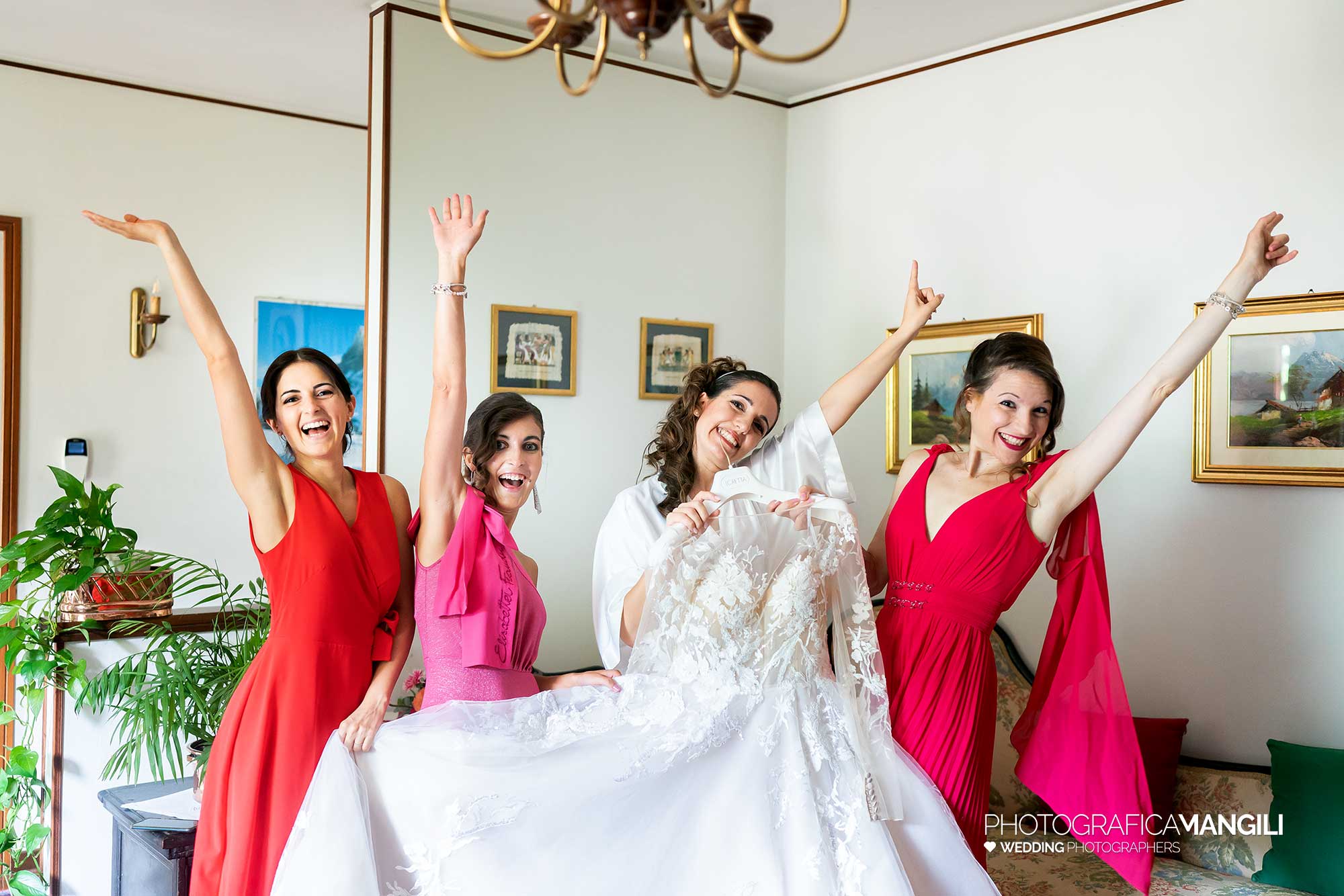 004 fotografo matrimonio reportage ritratto wedding vestizione sposa abito preparativi pontida bergamo 004 fotografo matrimonio reportage ritratto wedding vestizione sposa abito preparativi pontida bergamo