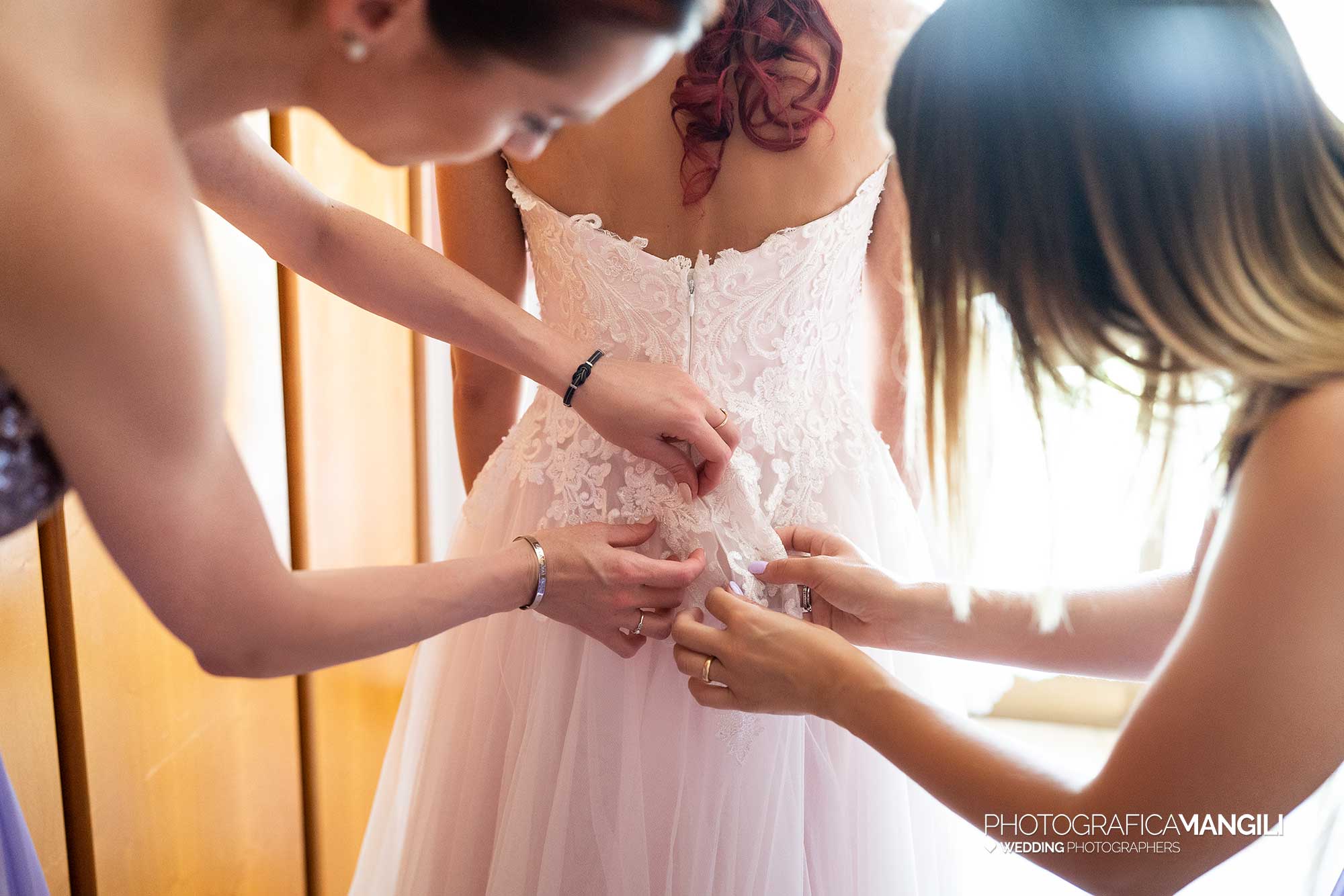 004 fotografo matrimonio reportage wedding preparazione vestizione sposa abito alzate brianza como 004 fotografo matrimonio reportage wedding preparazione vestizione sposa abito alzate brianza como