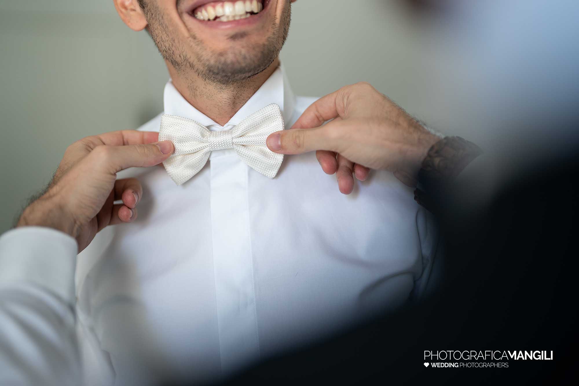 004 reportage foto matrimonio wedding ritratto preparazione vestizione sposo papillon como 004 reportage foto matrimonio wedding ritratto preparazione vestizione sposo papillon como