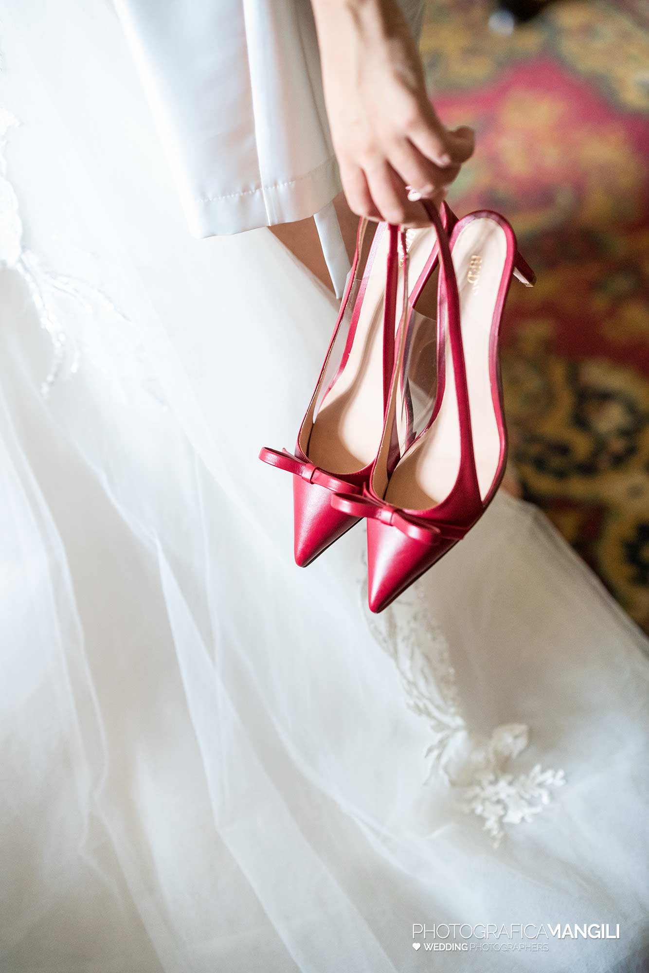 005 fotografo matrimonio reportage ritratto wedding vestizione sposa scarpe preparativi pontida bergamo 005 fotografo matrimonio reportage ritratto wedding vestizione sposa scarpe preparativi pontida bergamo