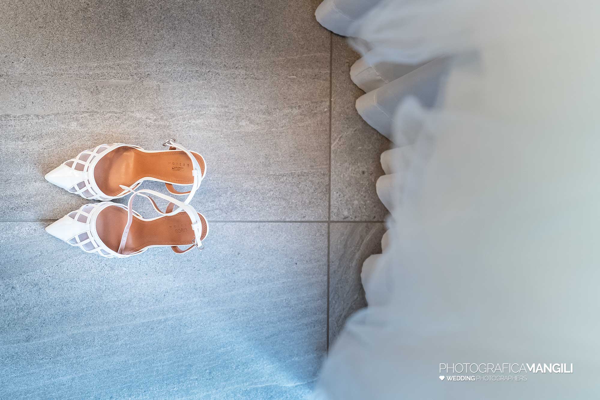 005 fotografo matrimonio reportage wedding preparativi vestizione sposa dettaglio scarpe muggiò monza brianza 005 fotografo matrimonio reportage wedding preparativi vestizione sposa dettaglio scarpe muggiò monza brianza