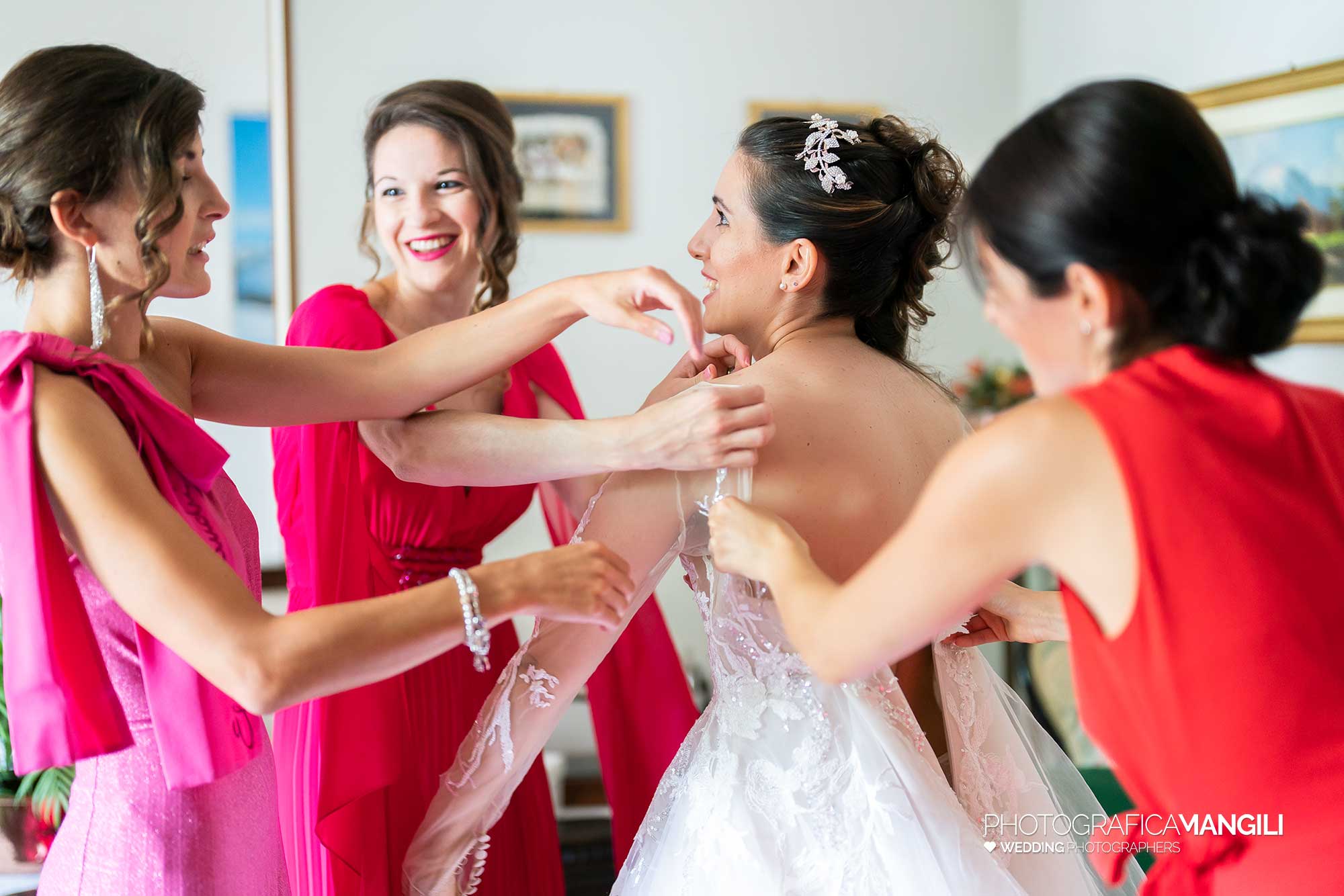 006 fotografo matrimonio reportage ritratto wedding vestizione sposa damigelle preparativi pontida bergamo 006 fotografo matrimonio reportage ritratto wedding vestizione sposa damigelle preparativi pontida bergamo