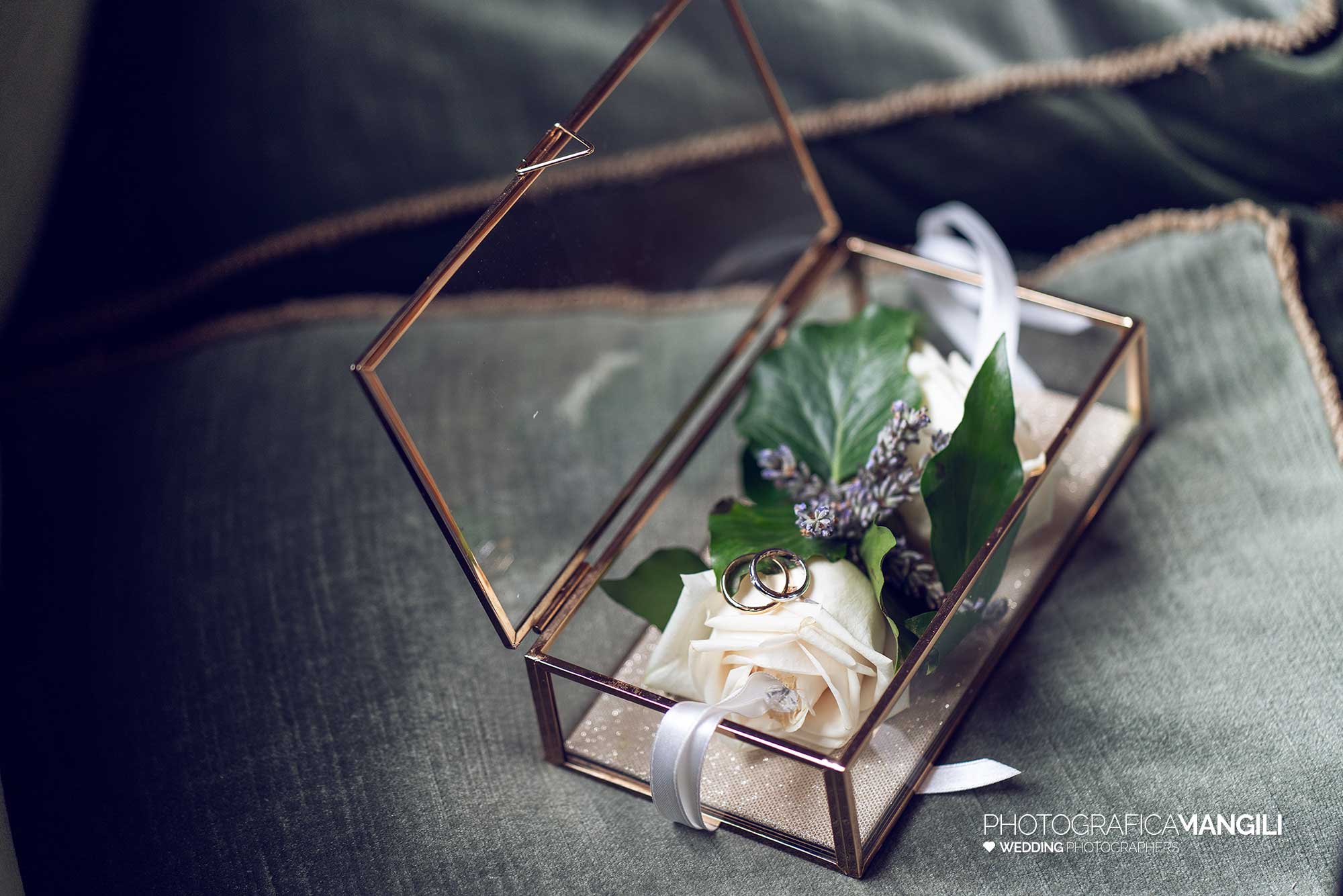 006 fotografo matrimonio reportage wedding ritratto preparativi vestizione sposa fedi anelli cofanetto villa esengrini montalbano varese 1 006 fotografo matrimonio reportage wedding ritratto preparativi vestizione sposa fedi anelli cofanetto villa esengrini montalbano varese 1