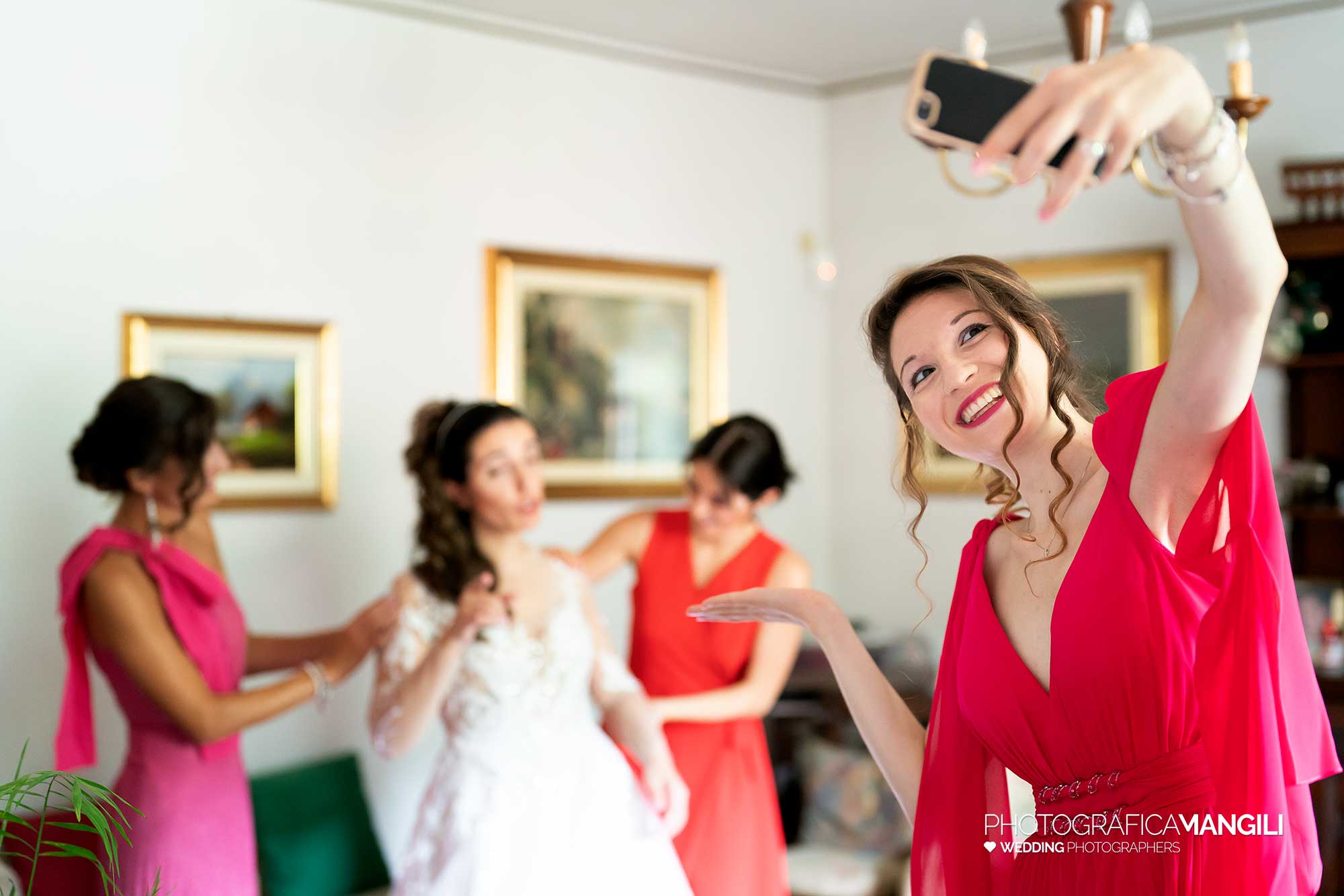 007 fotografo matrimonio reportage ritratto wedding vestizione sposa selfie preparativi pontida bergamo 007 fotografo matrimonio reportage ritratto wedding vestizione sposa selfie preparativi pontida bergamo