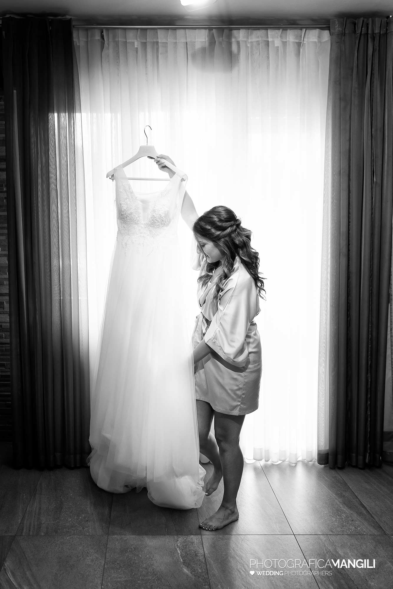 007 fotografo matrimonio reportage wedding preparativi vestizione sposa abito bianco nero ritratto muggiò monza brianza 007 fotografo matrimonio reportage wedding preparativi vestizione sposa abito bianco nero ritratto muggiò monza brianza