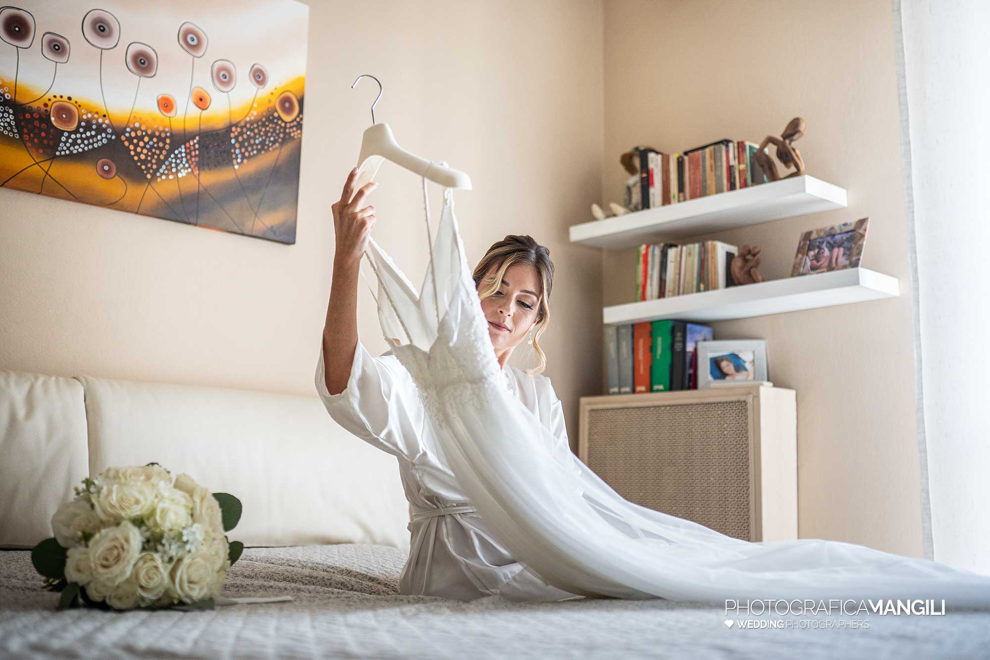 007 fotografo matrimonio reportage wedding ritratto preparazione vestizione sposa abito segrate milano 007 fotografo matrimonio reportage wedding ritratto preparazione vestizione sposa abito segrate milano