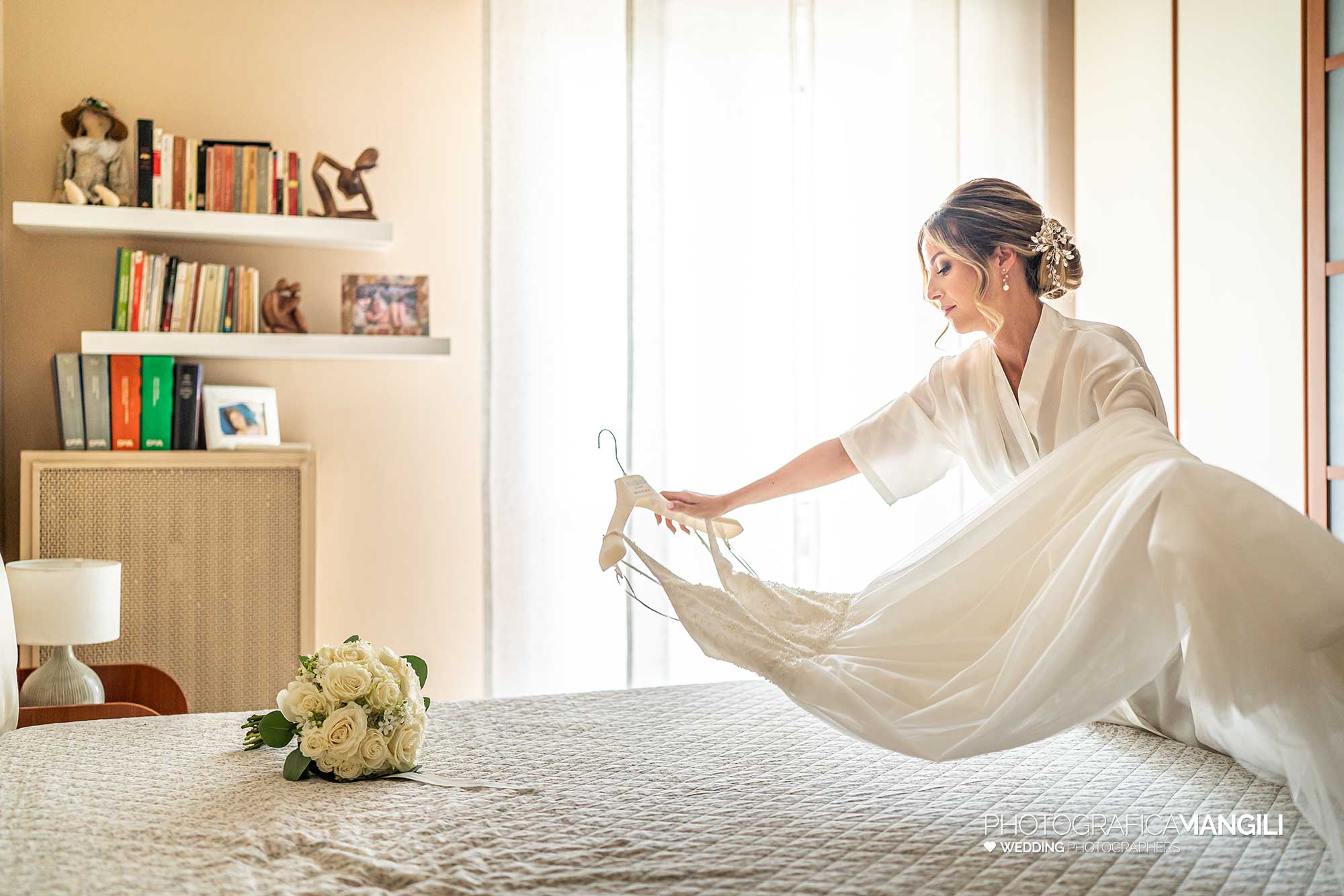 008 fotografo matrimonio reportage wedding ritratto preparazione vestizione sposa abito segrate milano 008 fotografo matrimonio reportage wedding ritratto preparazione vestizione sposa abito segrate milano