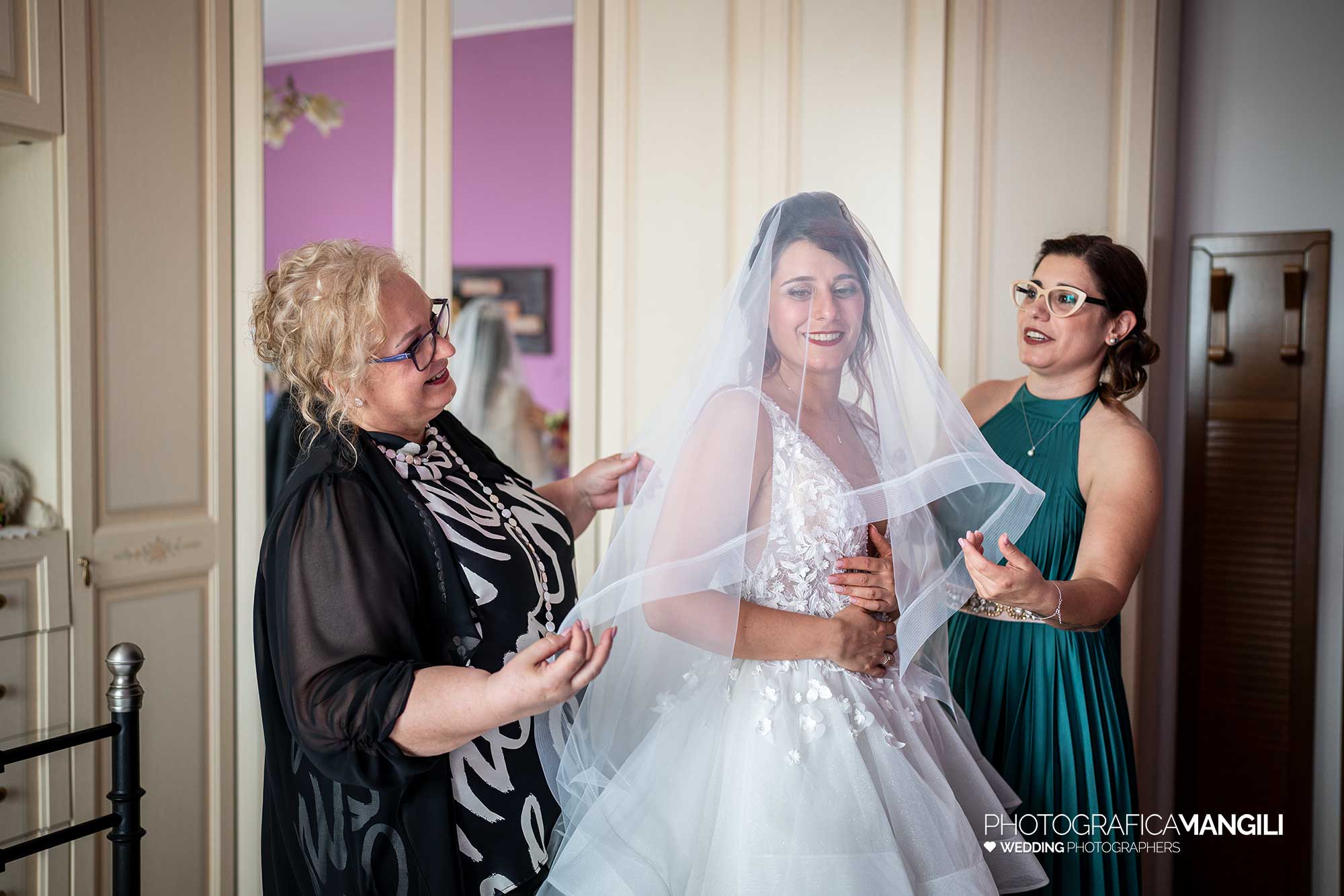 008 reportage foto matrimonio wedding ritratto sposa preparativi vestizione velo nerviano milano 008 reportage foto matrimonio wedding ritratto sposa preparativi vestizione velo nerviano milano