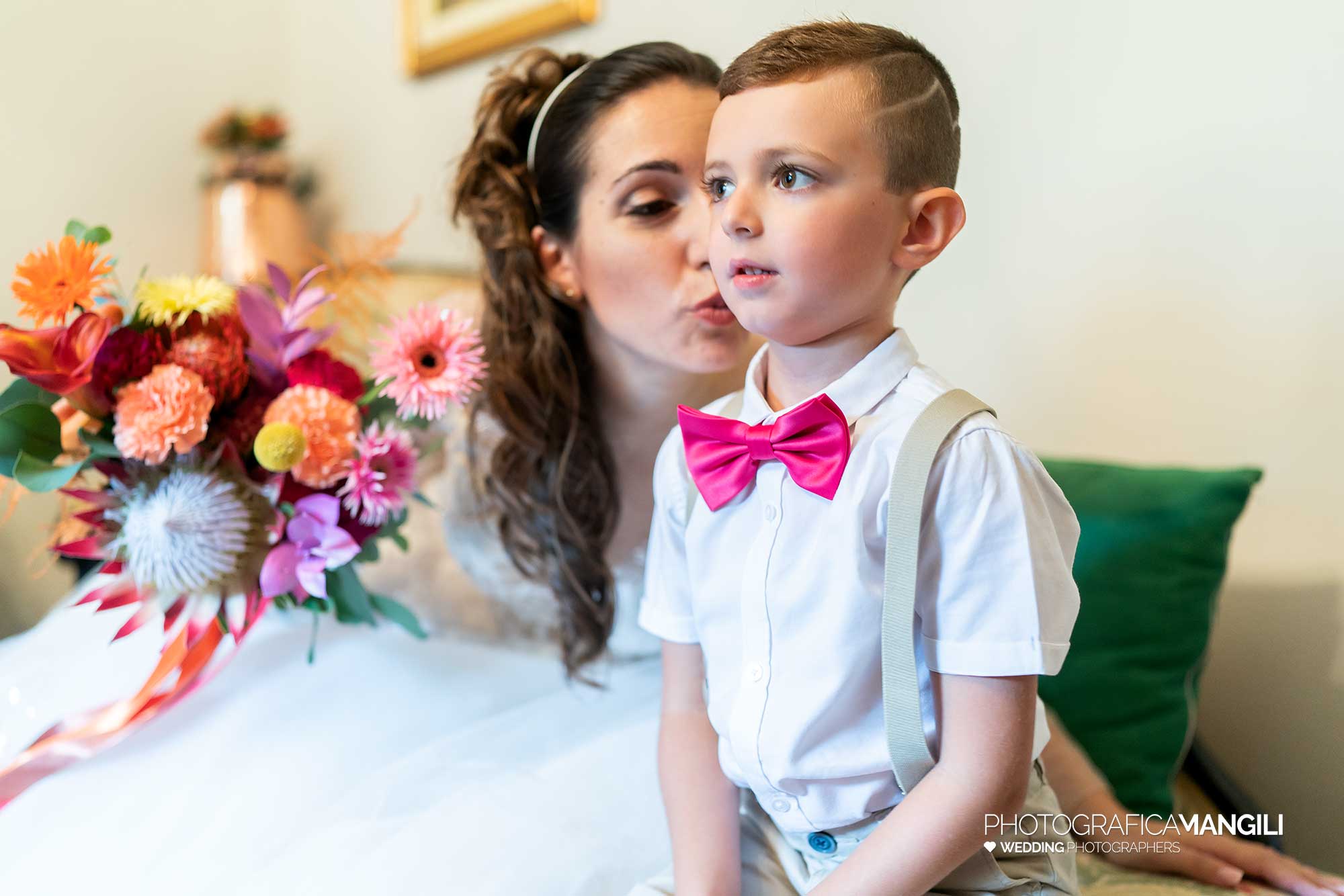 009 fotografo matrimonio reportage ritratto wedding vestizione sposa paggetto preparativi pontida bergamo 009 fotografo matrimonio reportage ritratto wedding vestizione sposa paggetto preparativi pontida bergamo